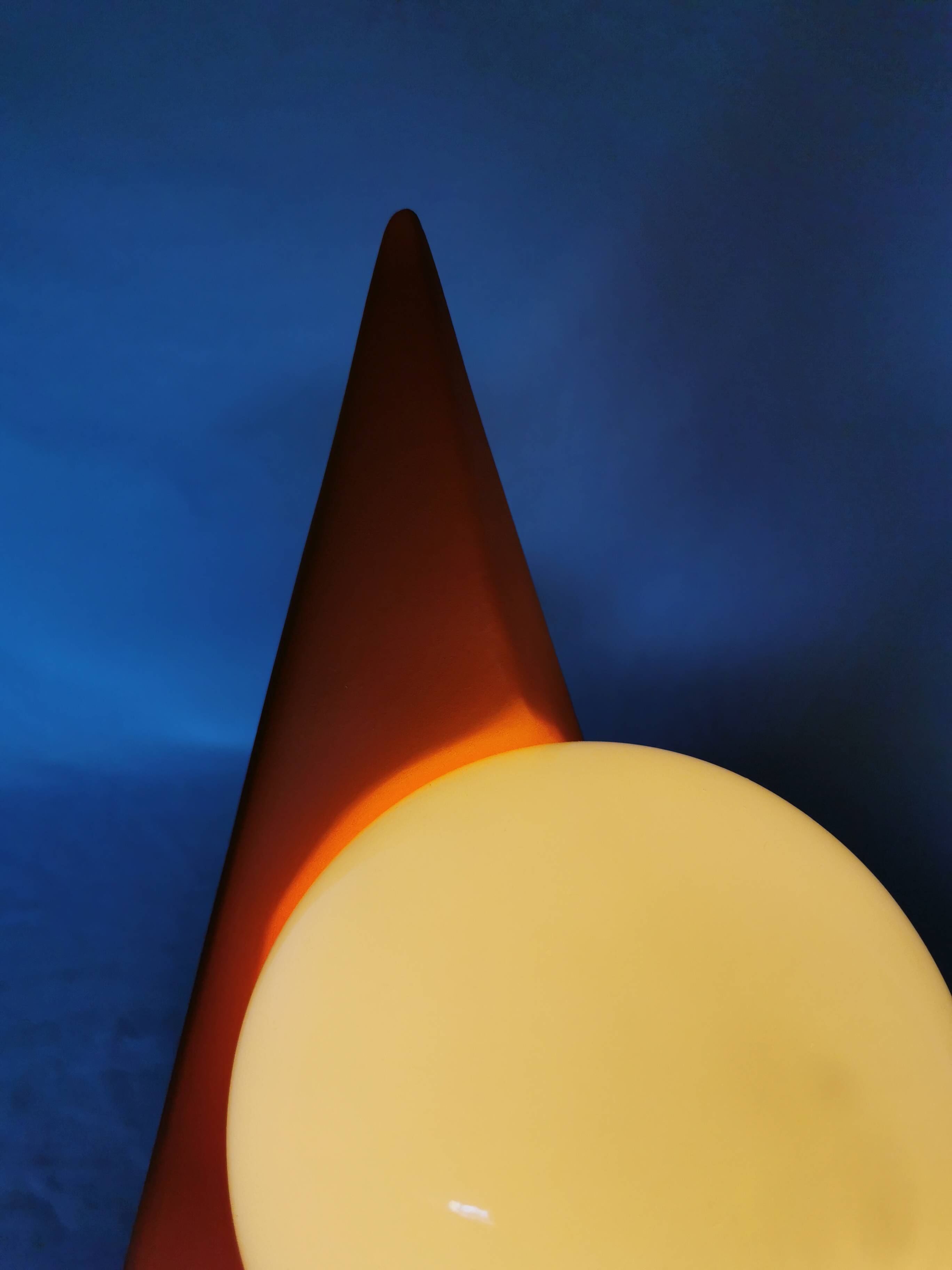 Lampe pyramide céramique, sphère en opaline, postmoderne, 1970.