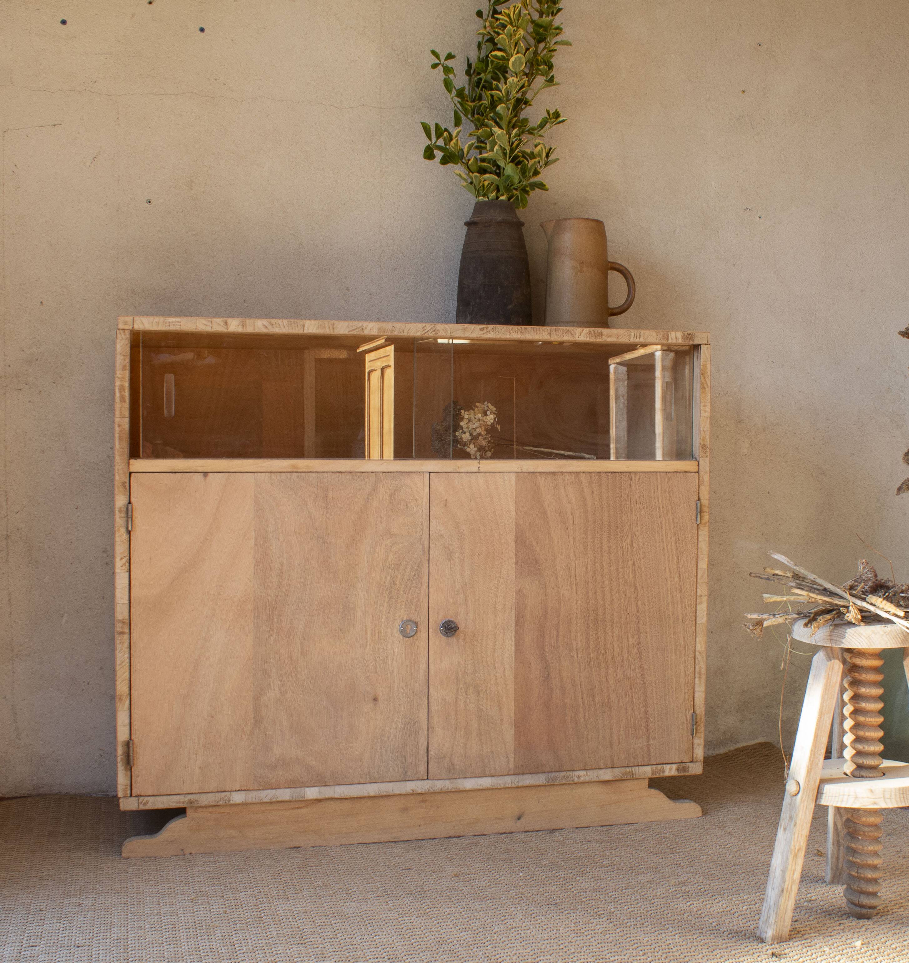 Low glass display cabinet
