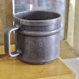 Ancienne tasse en étain