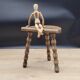 Tabouret tripode pieds boules patine