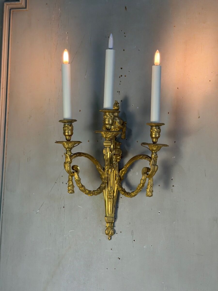 Paire d’appliques en bronze doré de style Louis XVI vers 1880