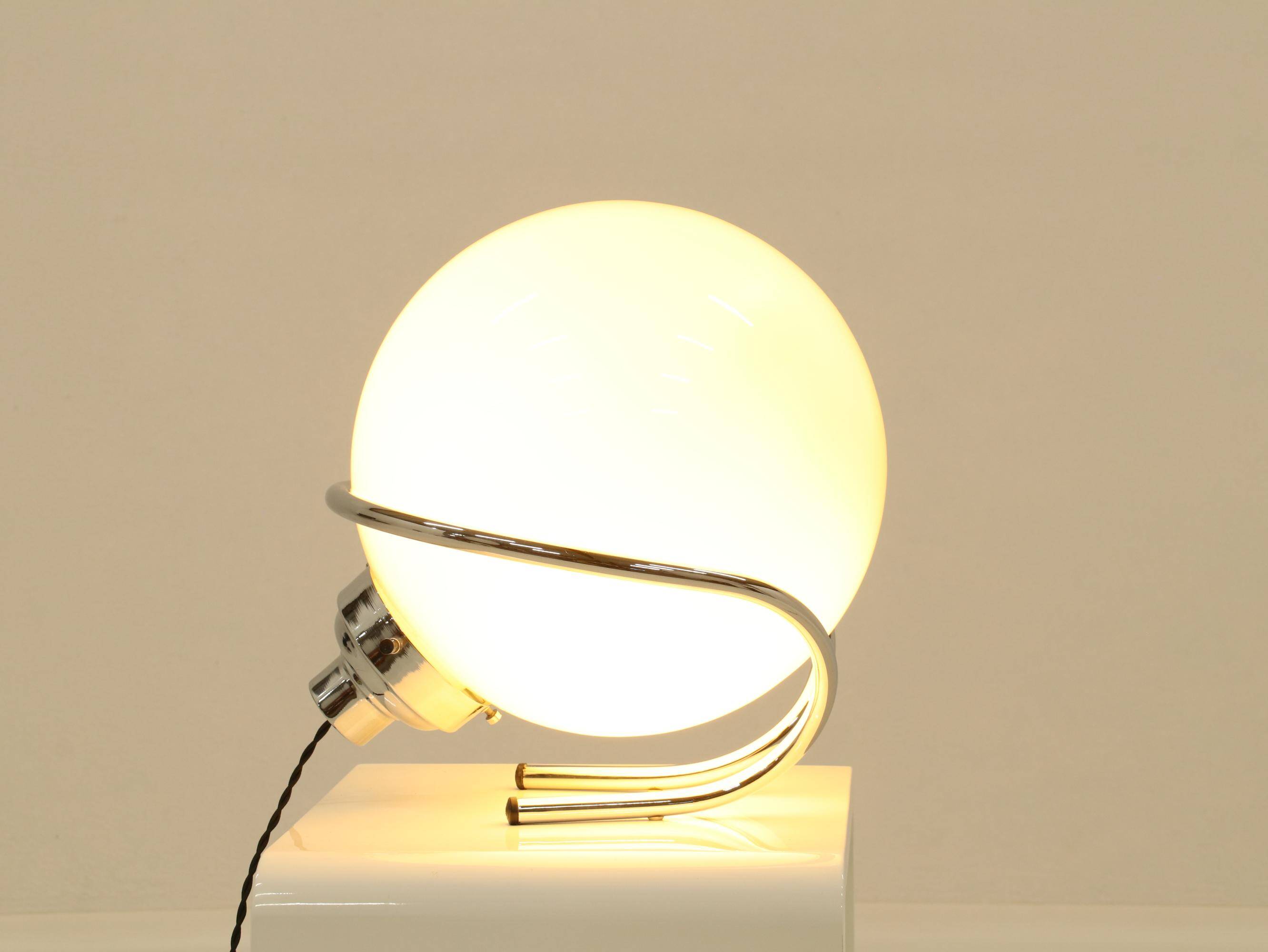Lampe de table globe en chrome et verre blanc, Italie, années 1970