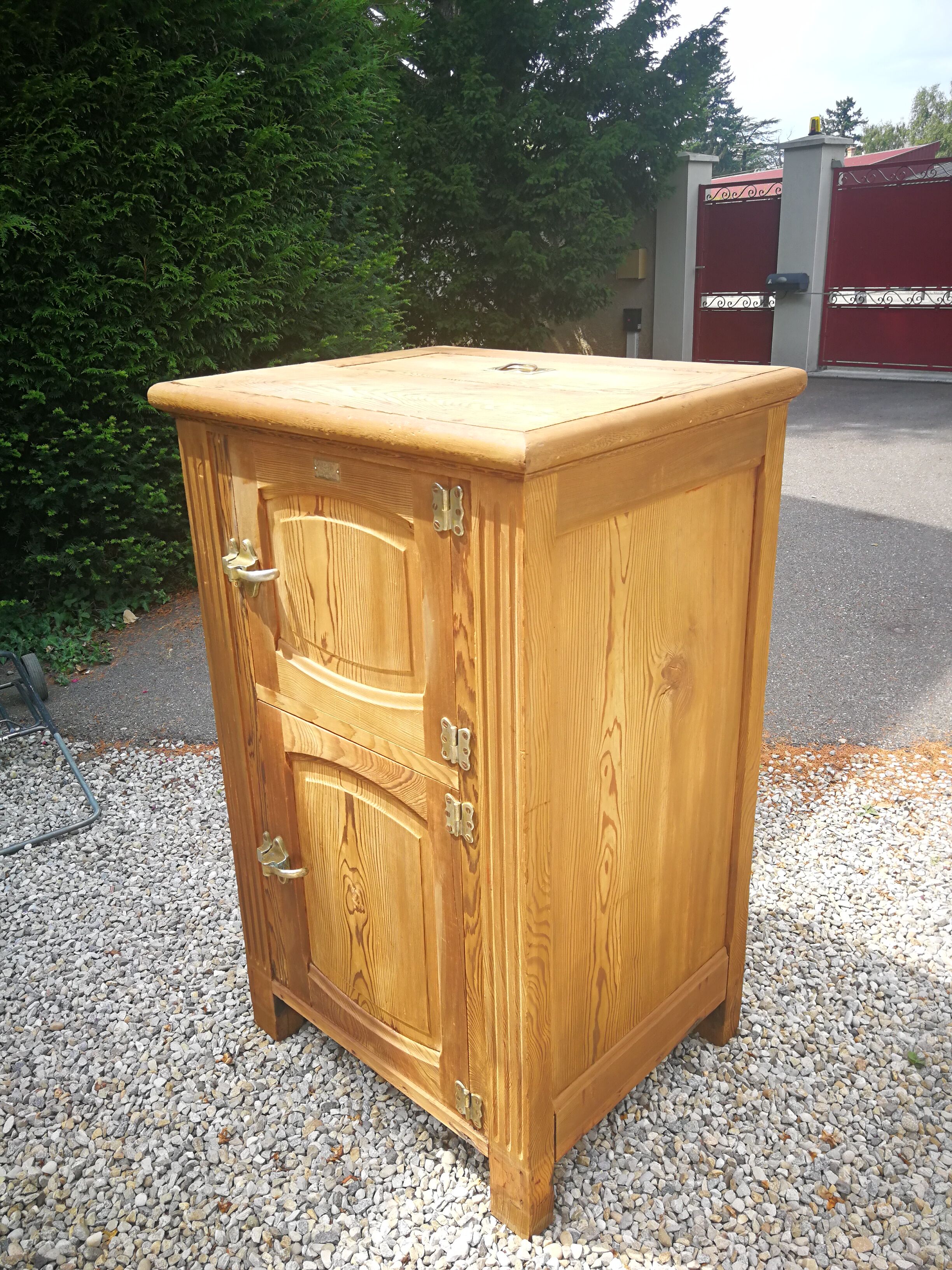 Former ice fridge craft furniture