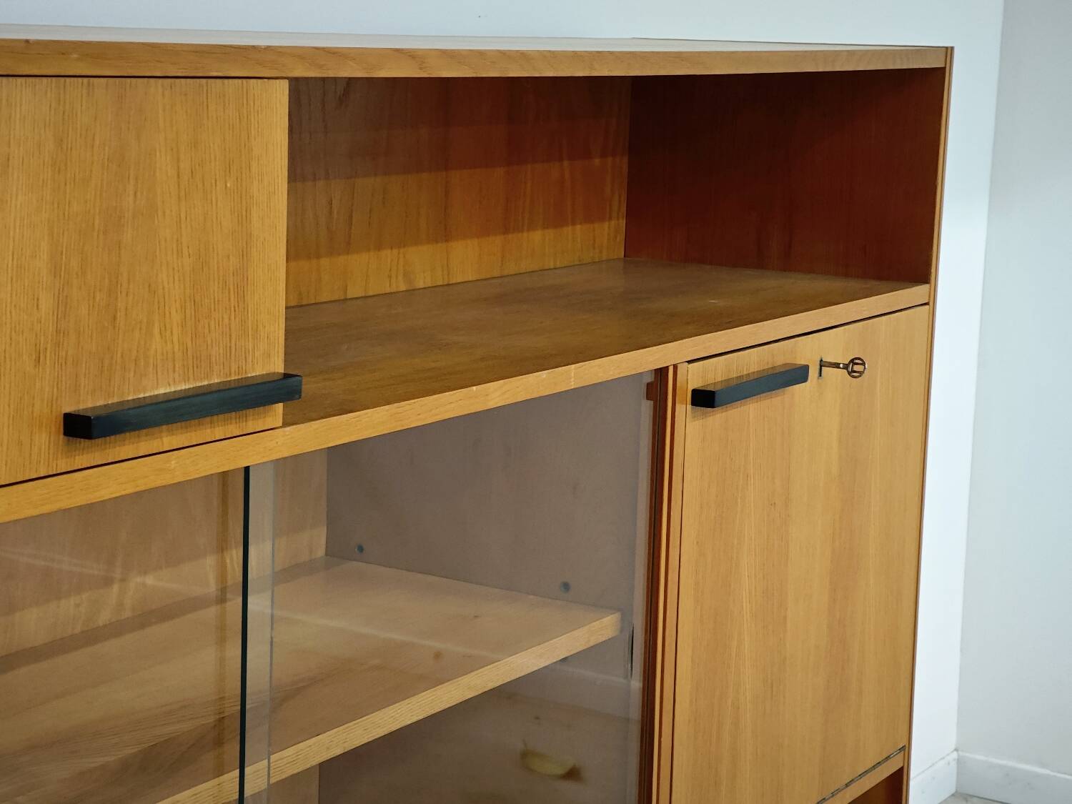 Buffet Vaisselier en bois blond Libena , ex Tchécoslovaquie 1970