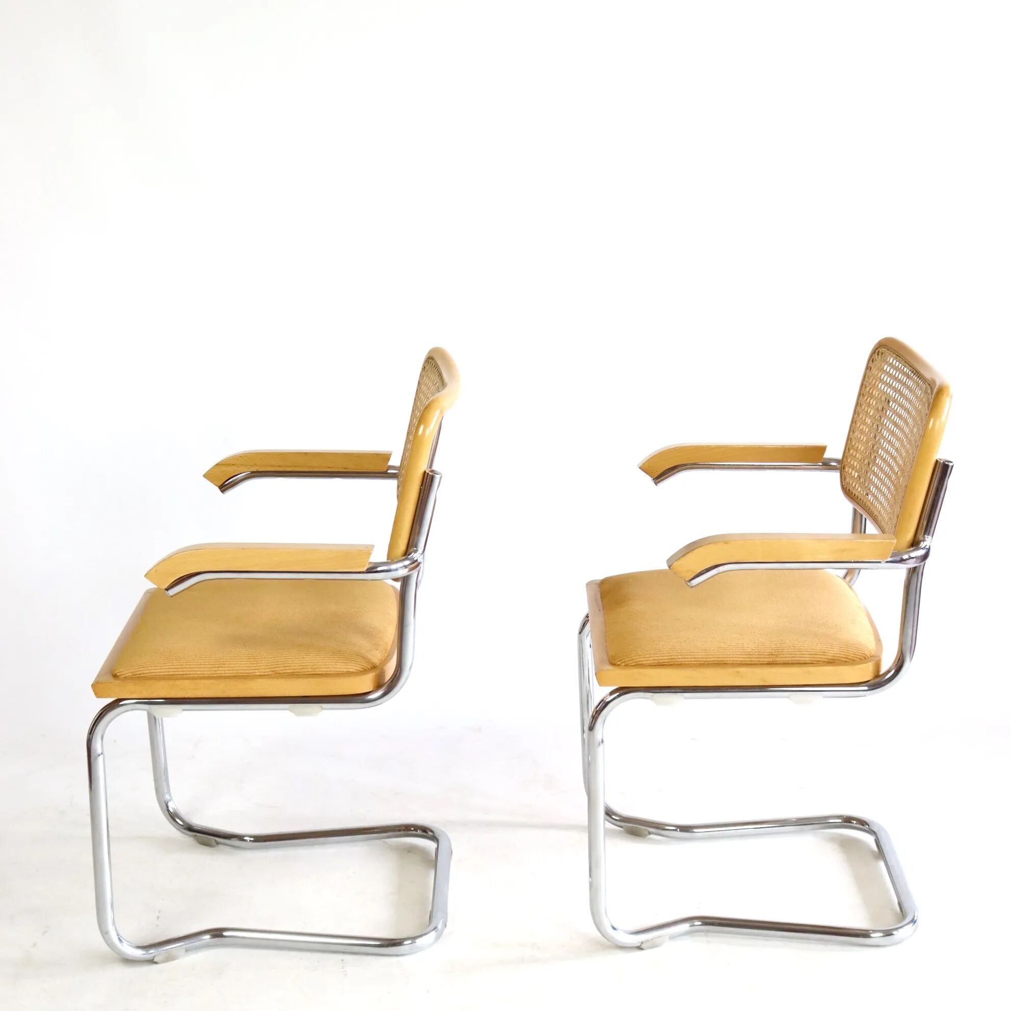 Paire de chaises B64