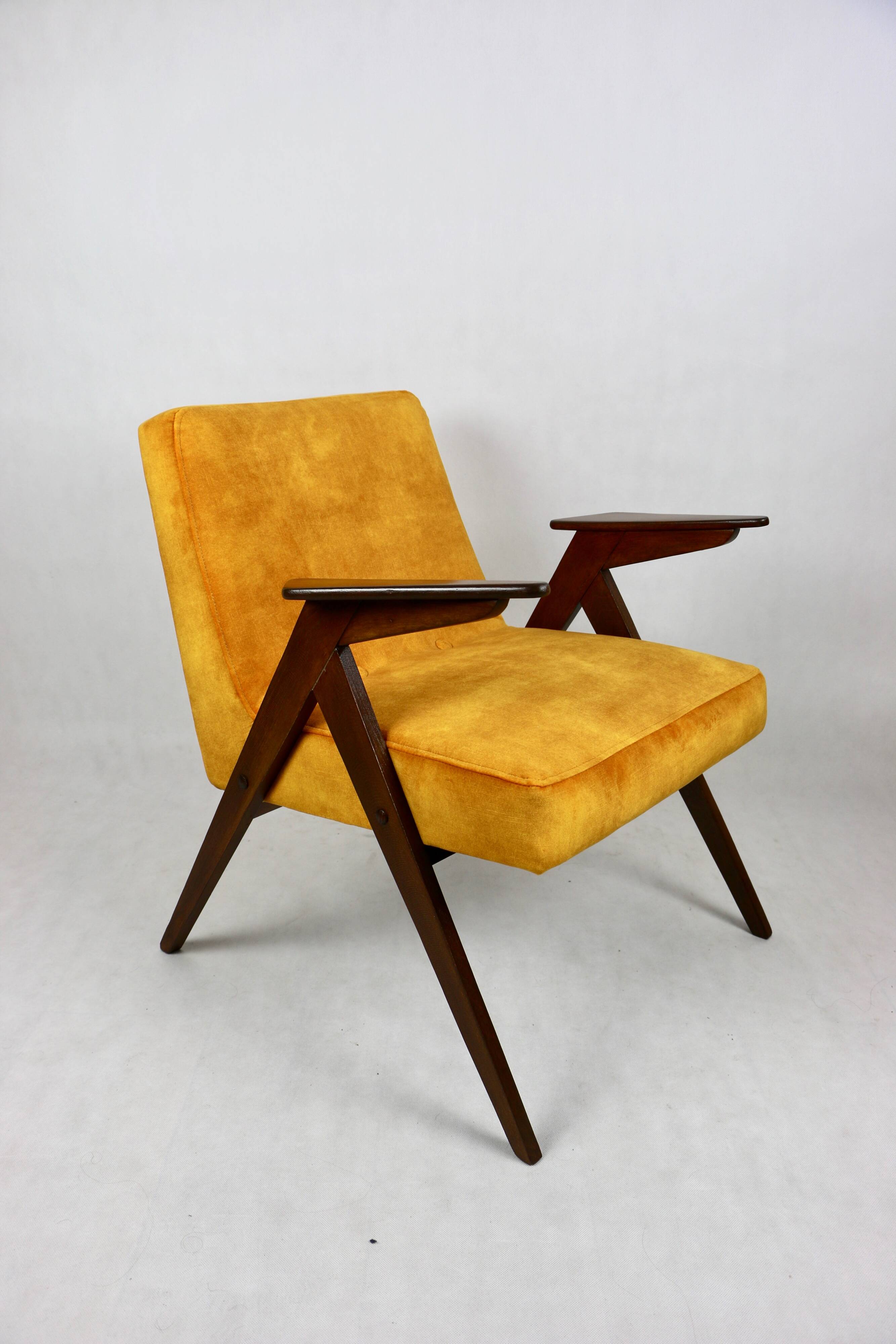 Fauteuil caméléon en or jaune attribué à jozef chierowski, 1970