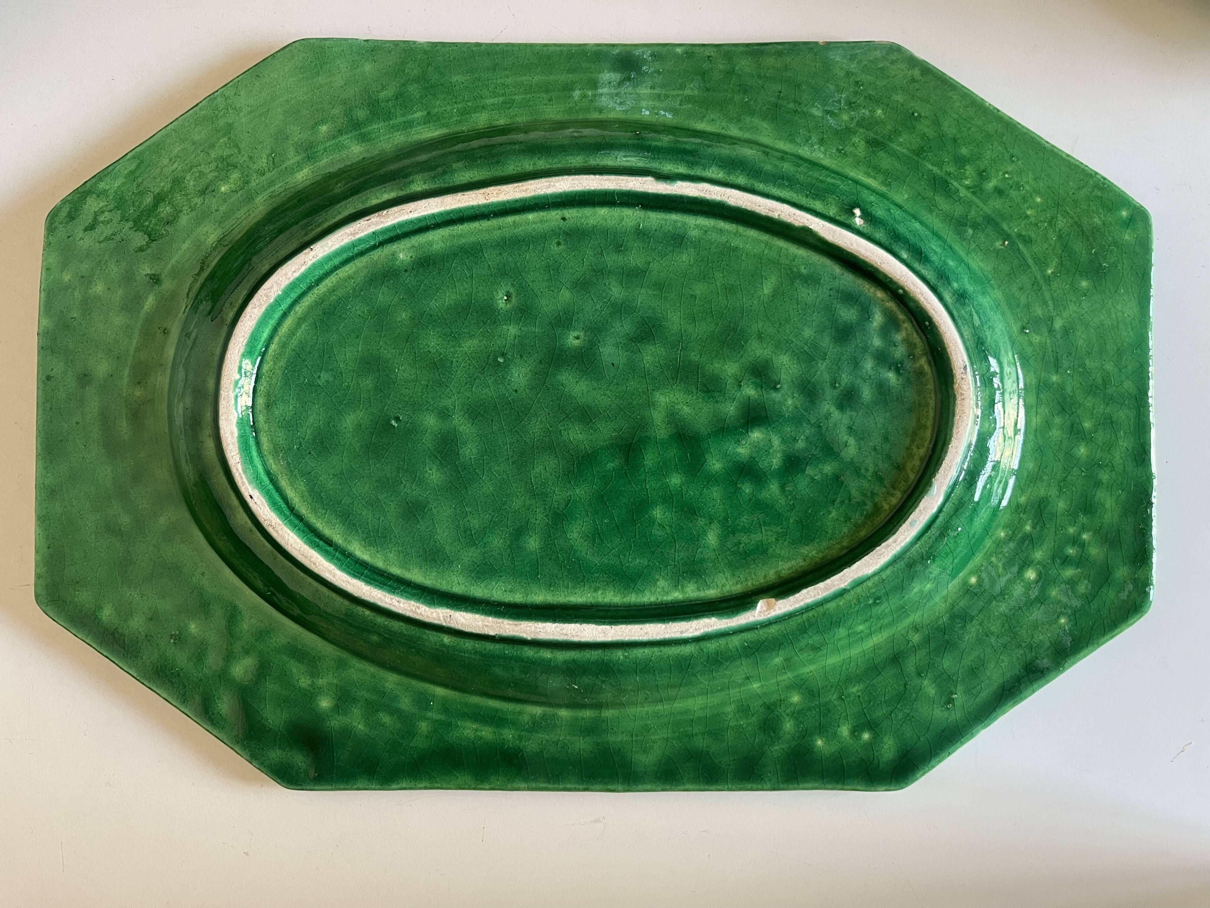 Plat néoclassique octogonal perles en terre vernissée vert XL