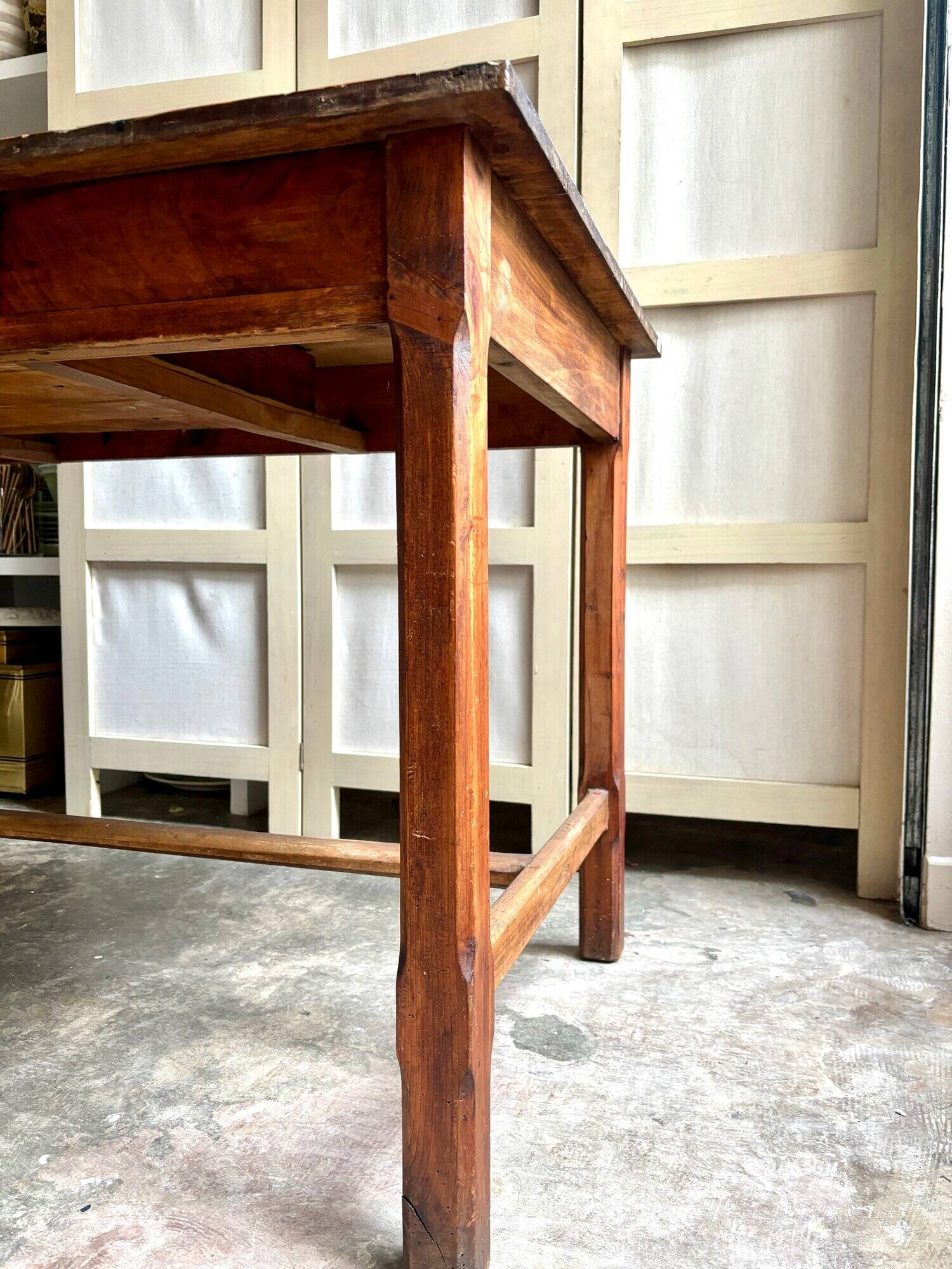 Table de ferme en bois foncé 1 tiroir
