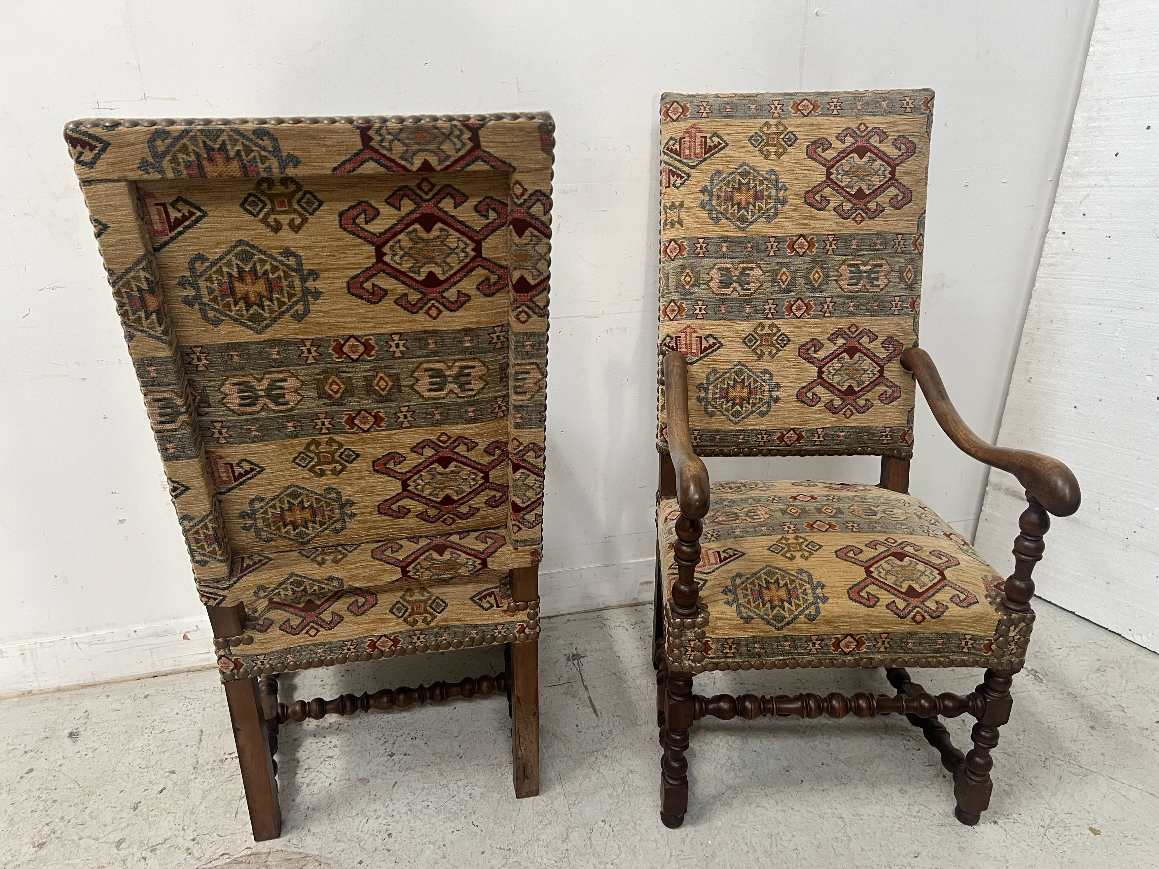 Paire de fauteuils de style Louis XIII a haut dossiers plats XX siècle