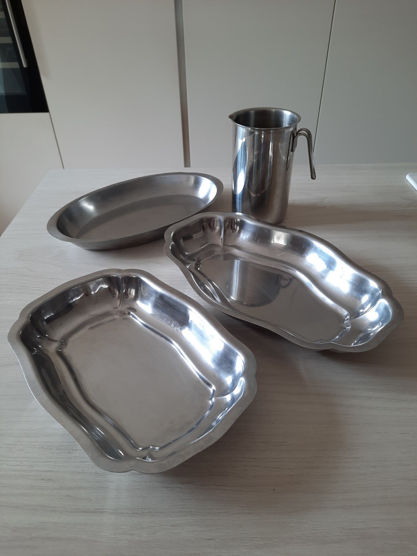 Set of 3 dishes and 1 stainless steel pitcher