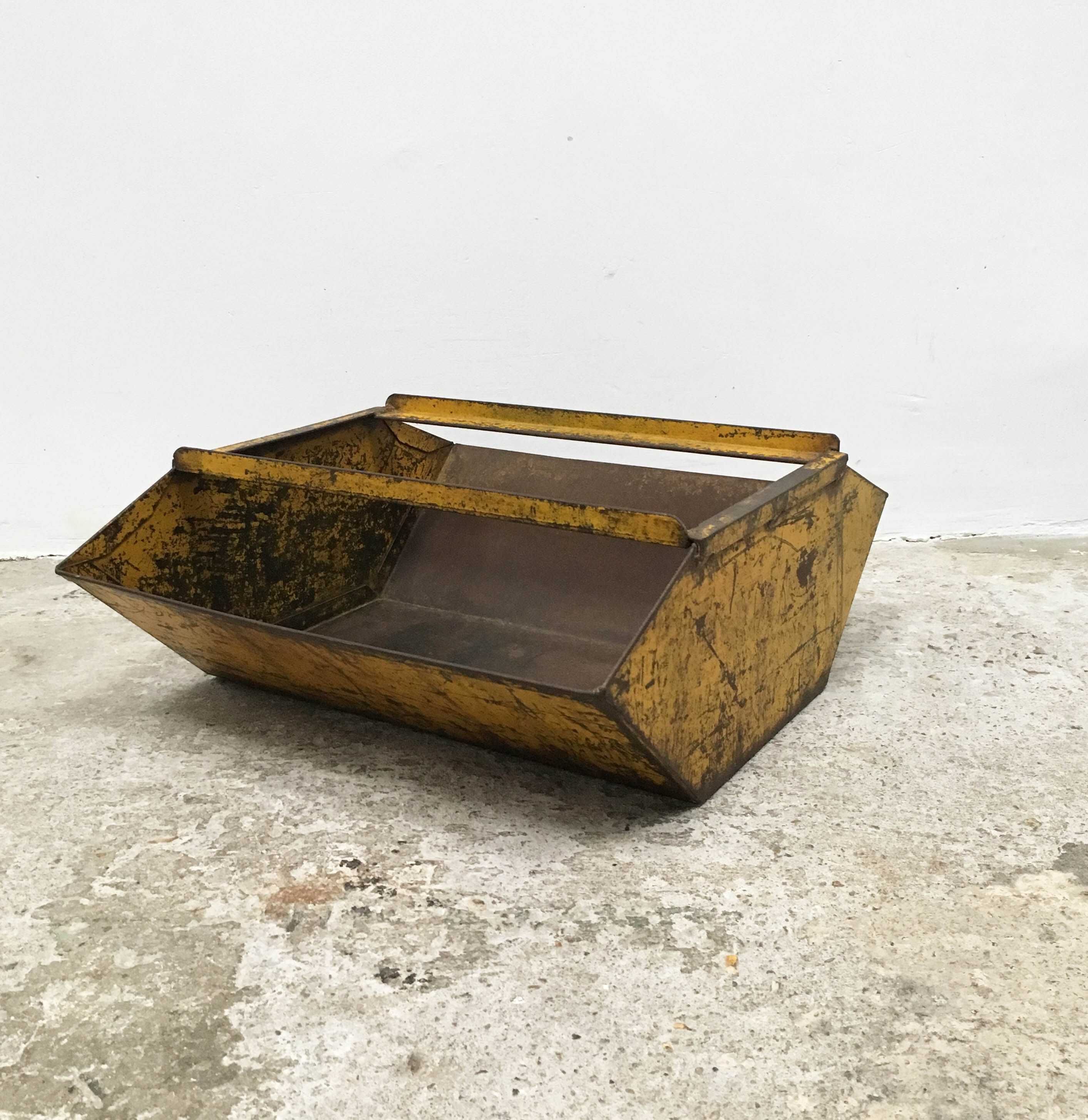 Double beak yellow steel tray