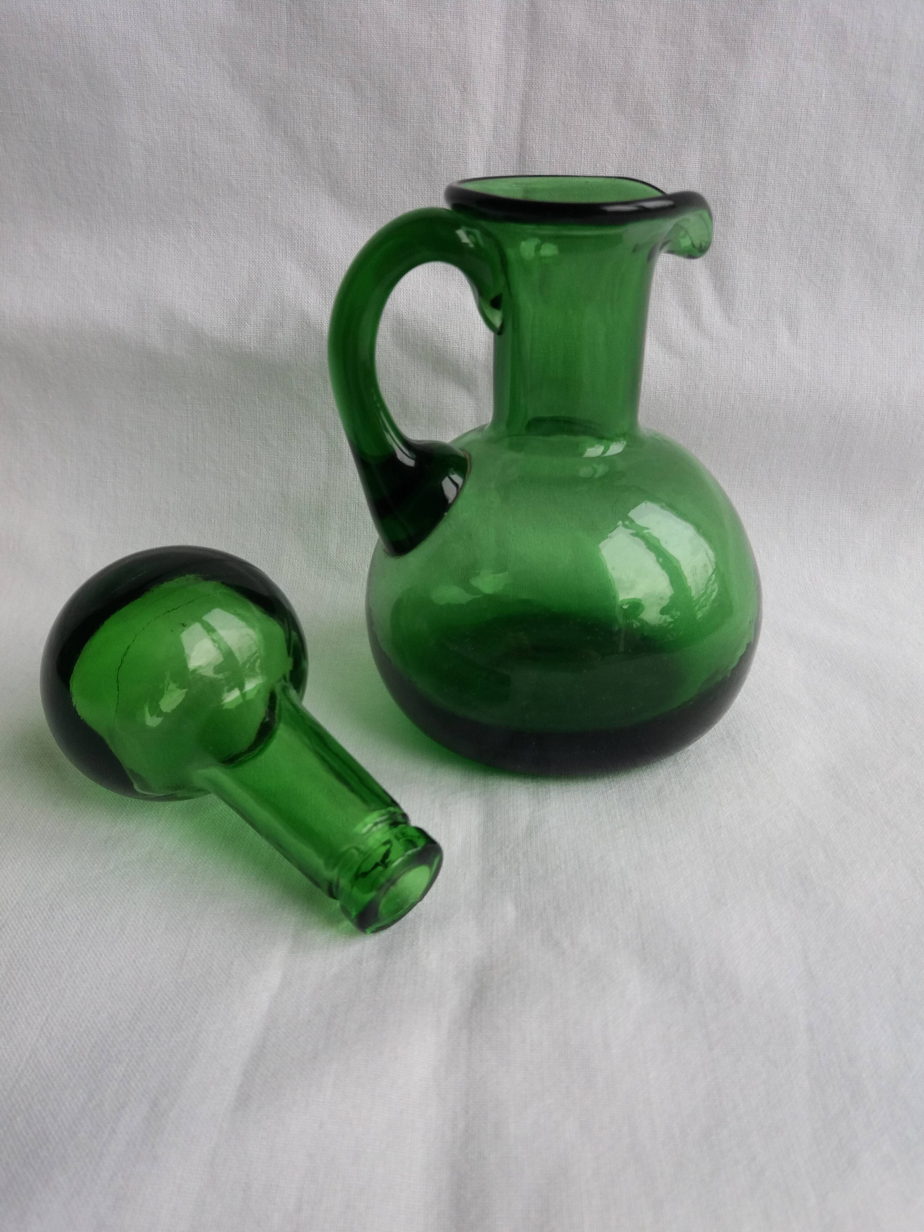 Pichet fiole de chimie en verre vert