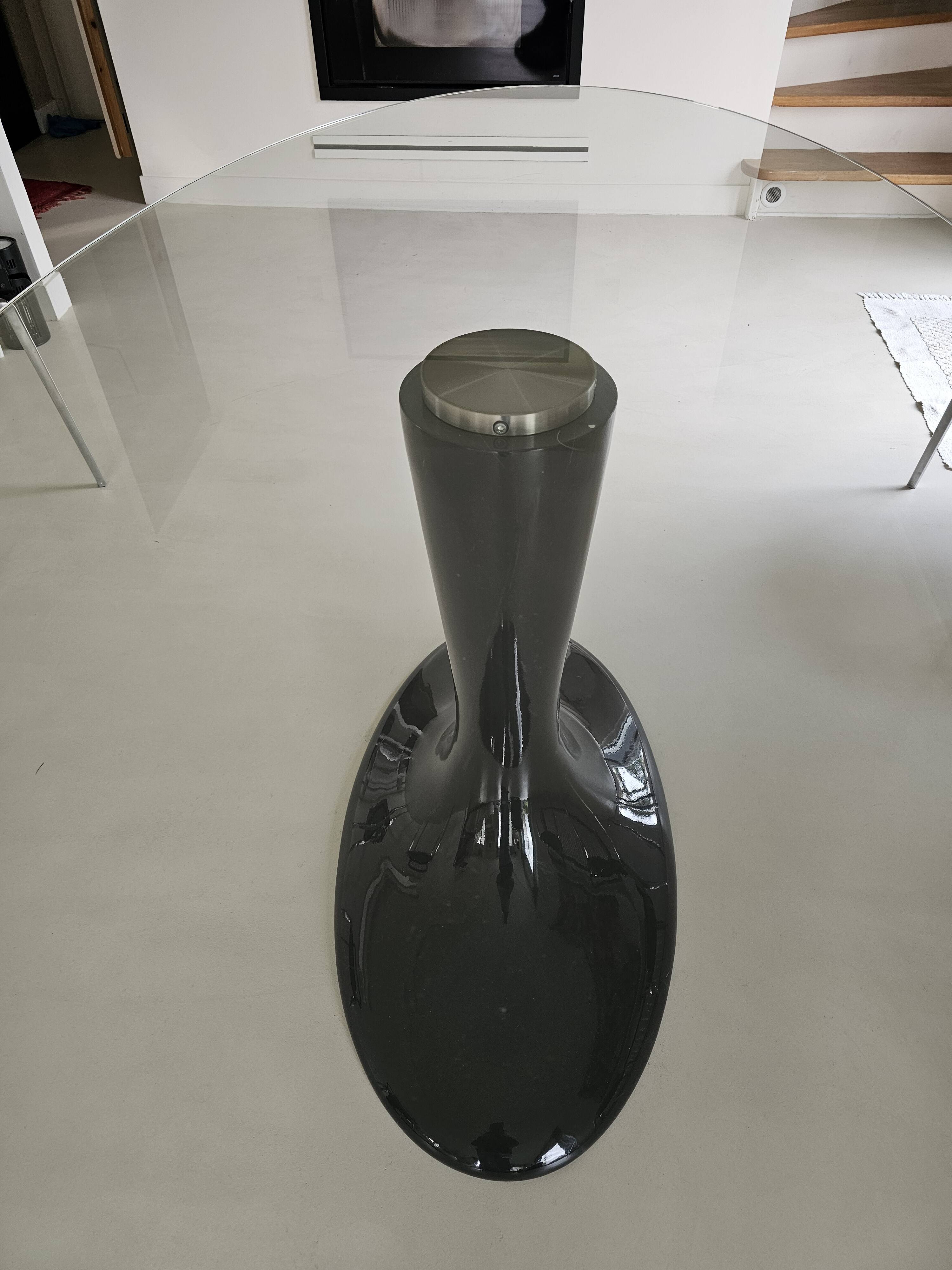 Oval tempered glass table