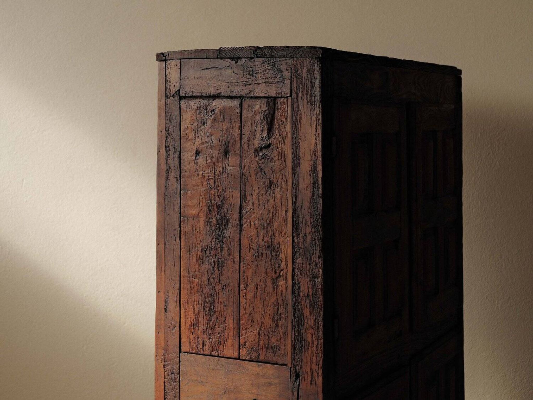Meuble quatre portes en bois massif, XVIIIᵉ siècle