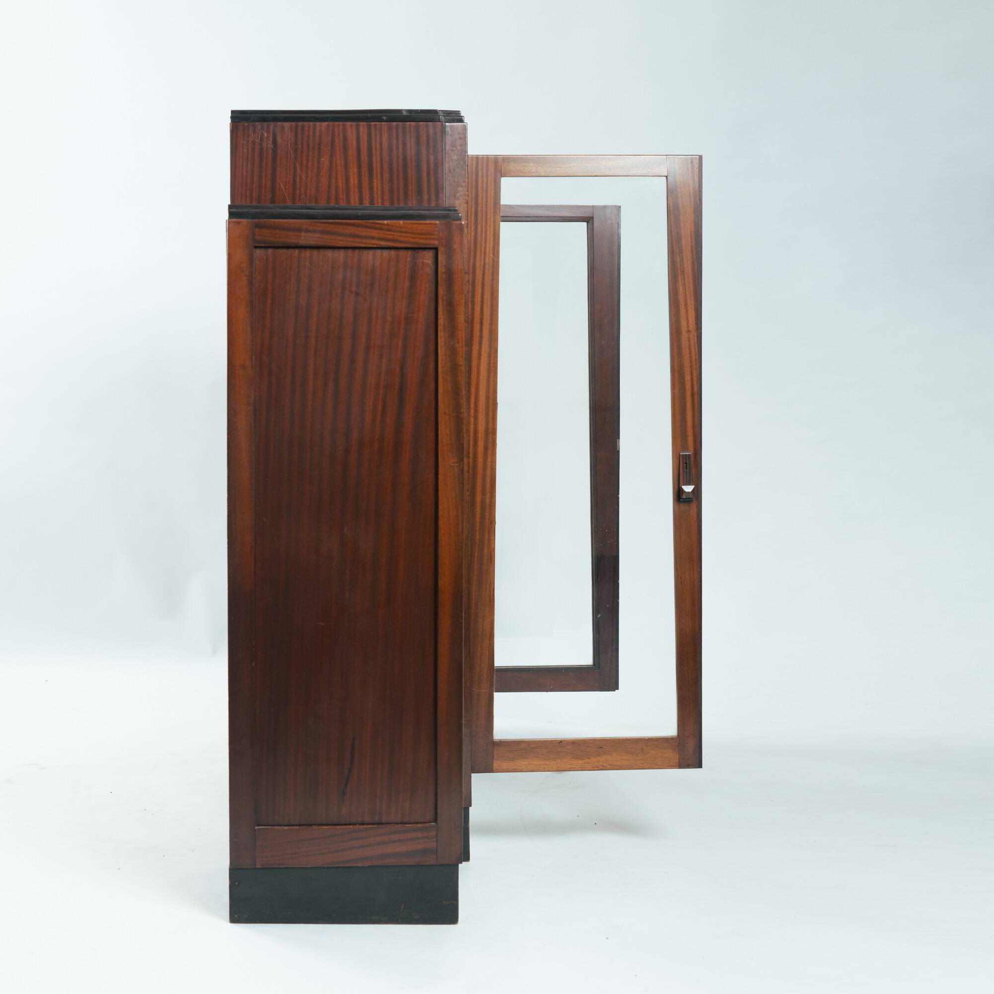 Cabinet Art Déco en noyer et érable œil de perdrix de l'école d'Amsterdam avec portes en verre, années 1930