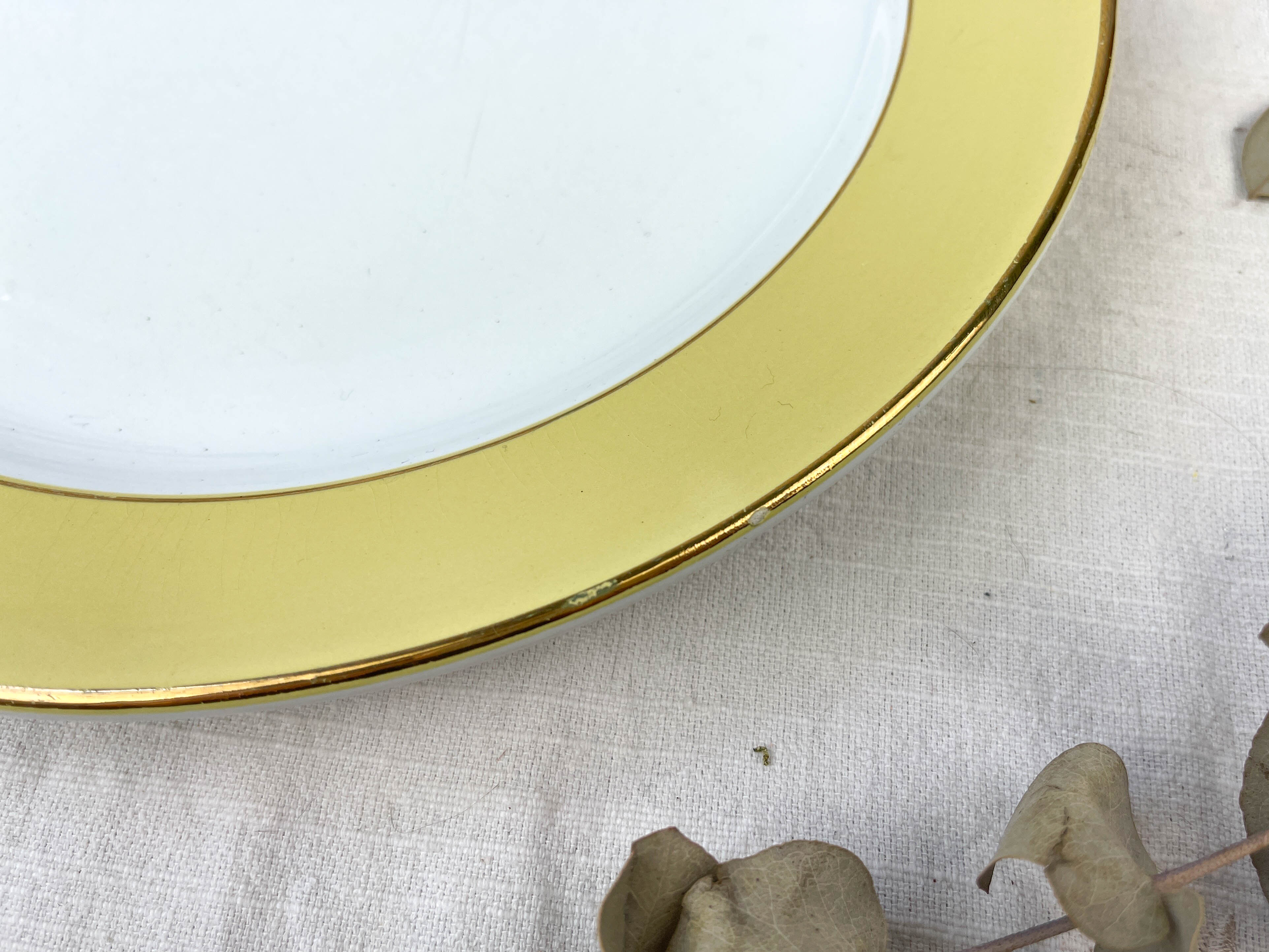 Round golden yellow dish l'amandinoise 7894