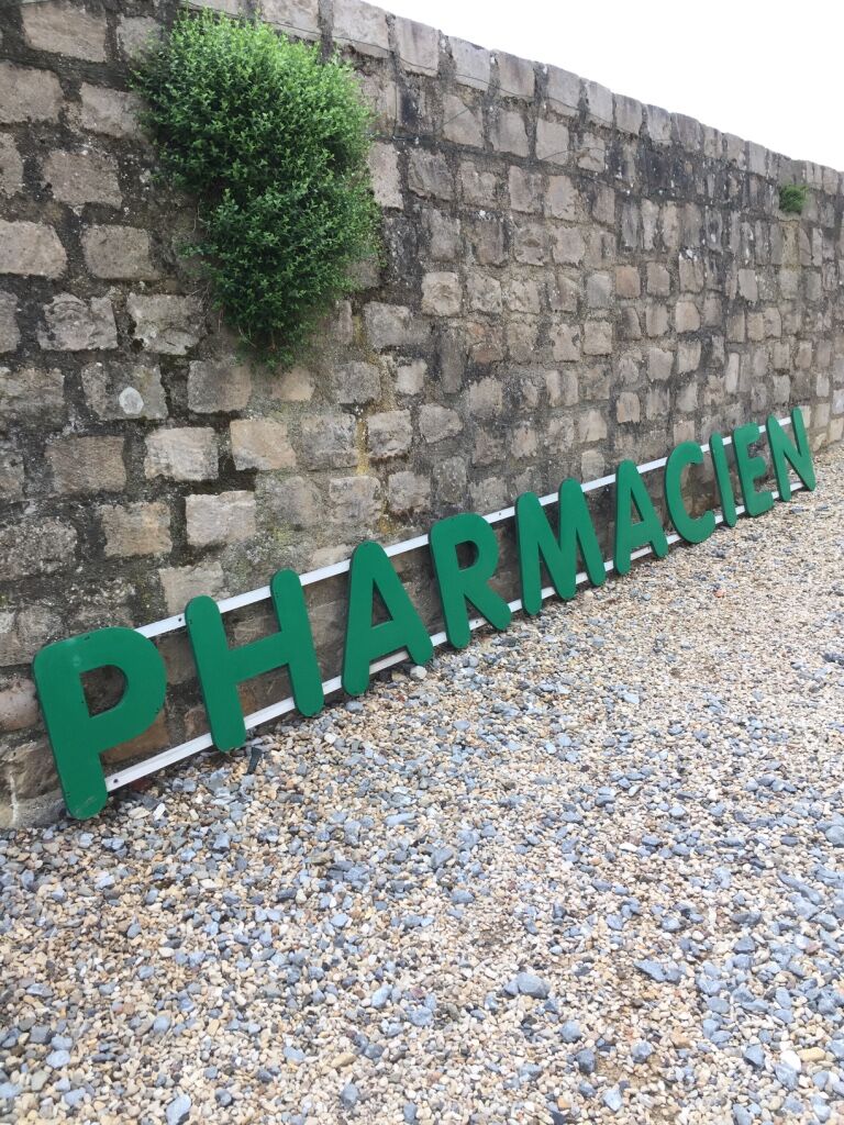 Sign green wood letters 'pharmacien'