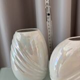 Paire de vases vintage en céramique blanche irisée