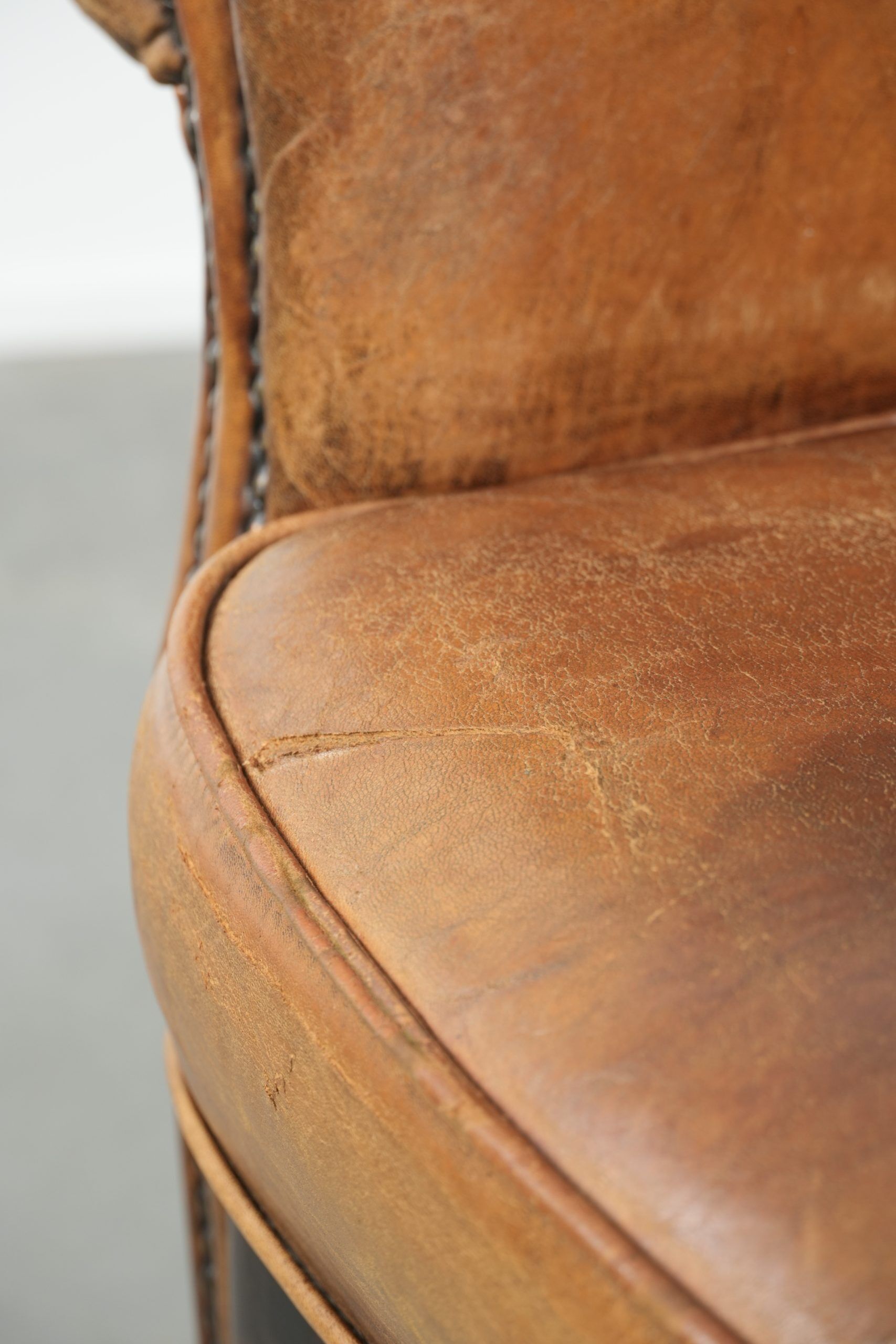 Sheepskin armchair with a beautiful vintage look and decorative nail finish