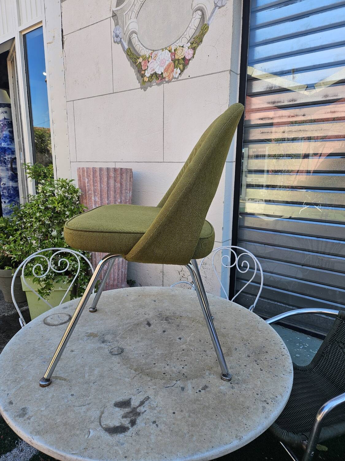 Knoll conference chair designed by Eero Saarinen