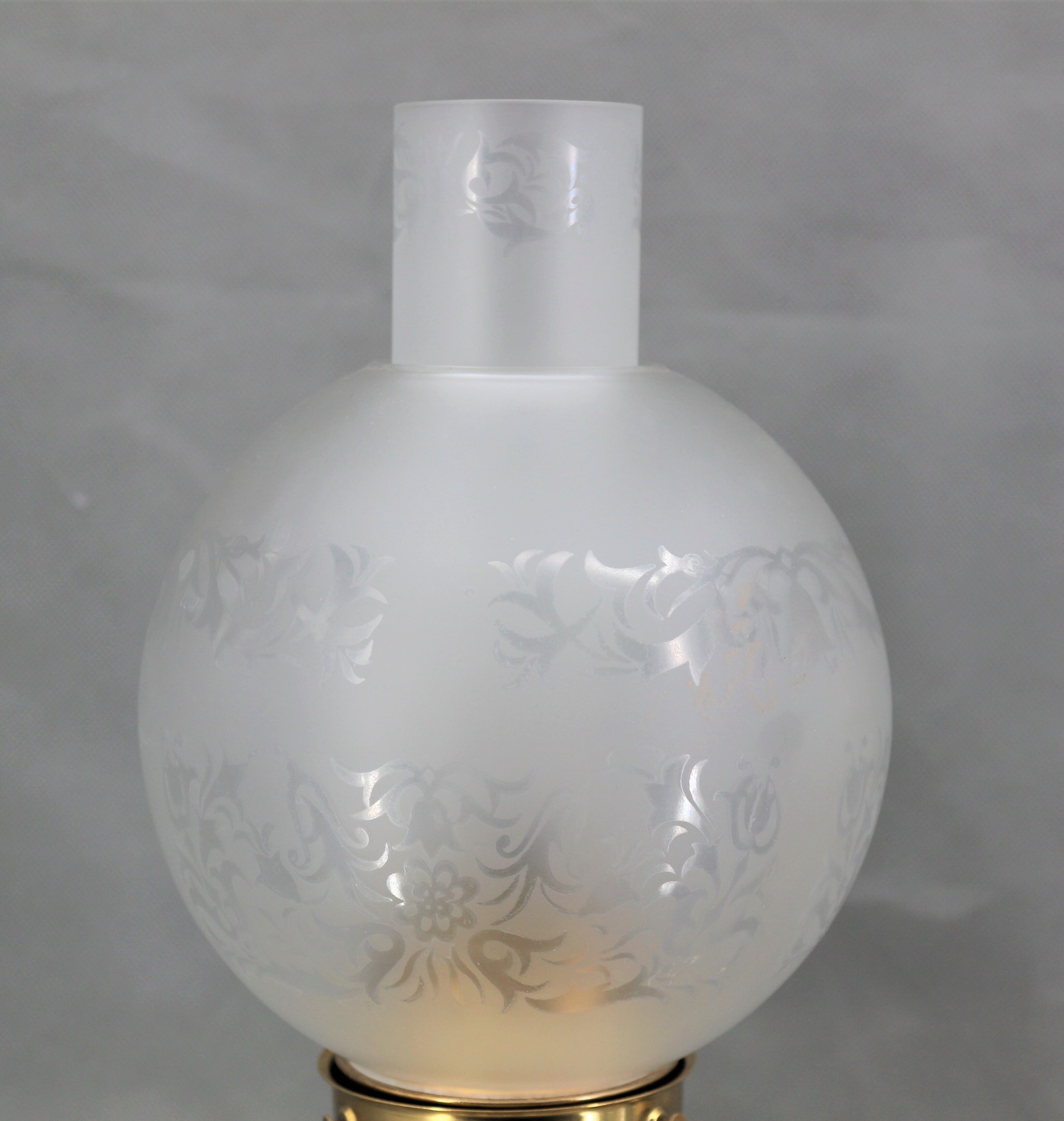 Paire de lampes en bronze doré patiné et verre renflé
