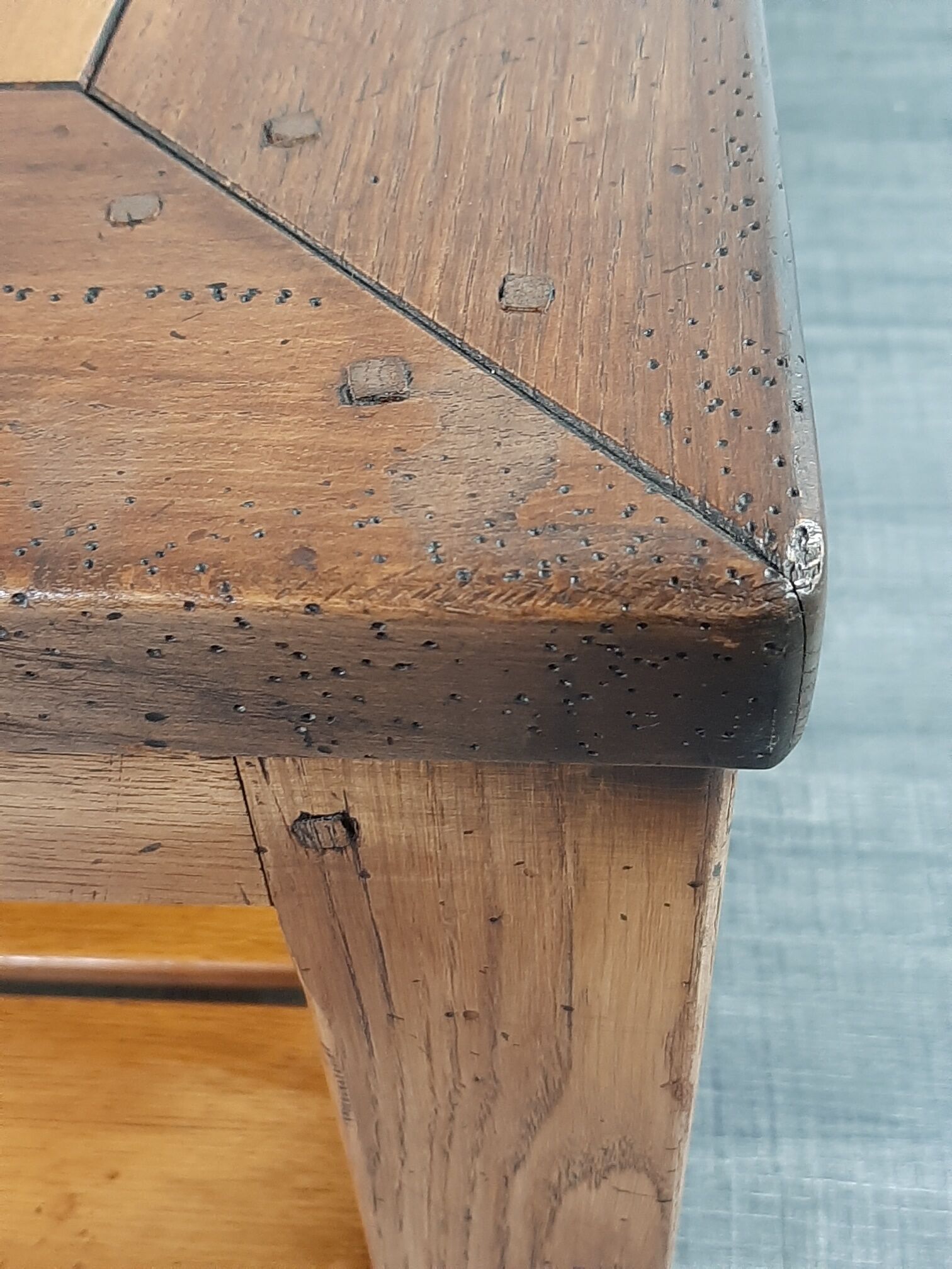 Table basse danoise en chêne début XXème siècle plateau à damier