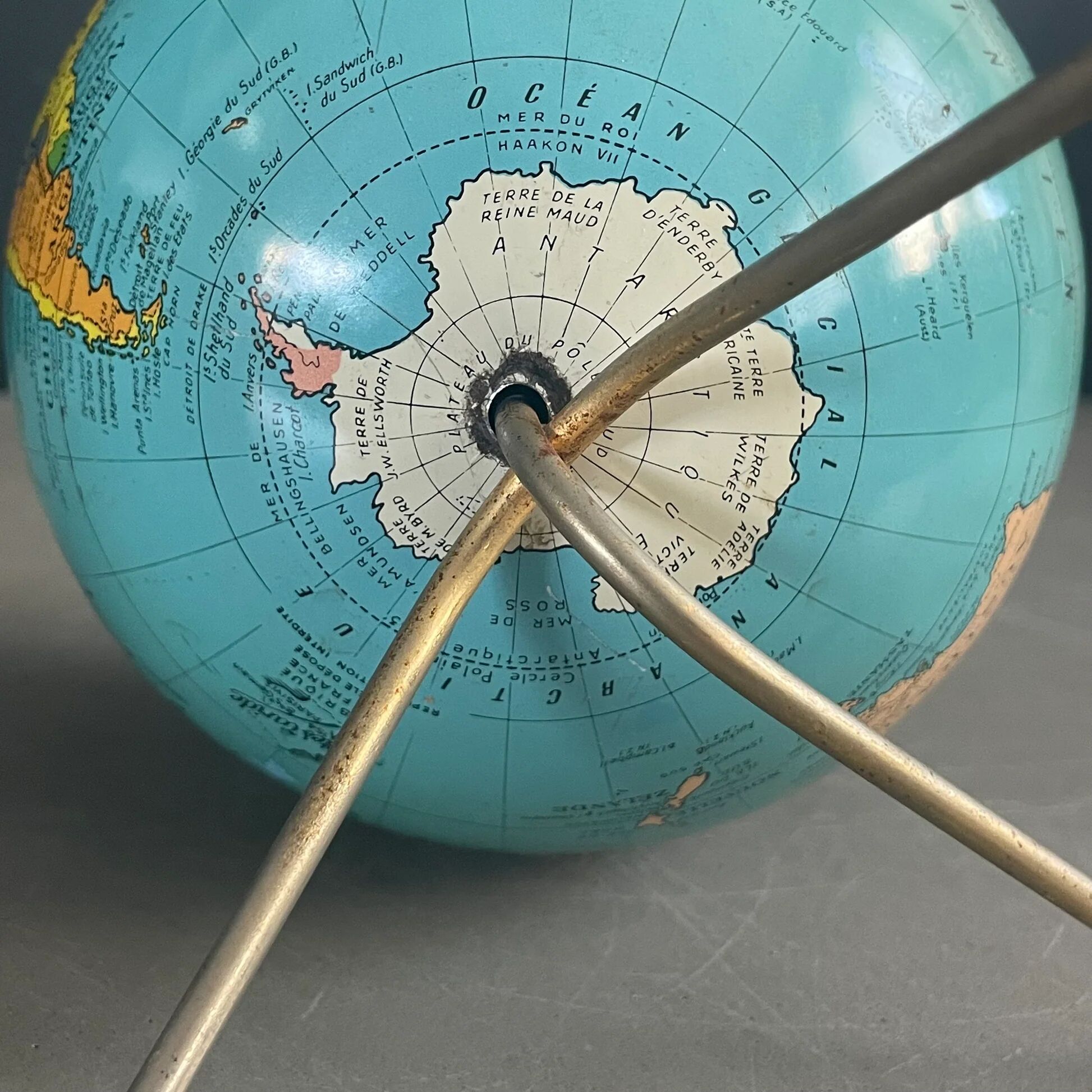 Small vintage globe, Taride maps