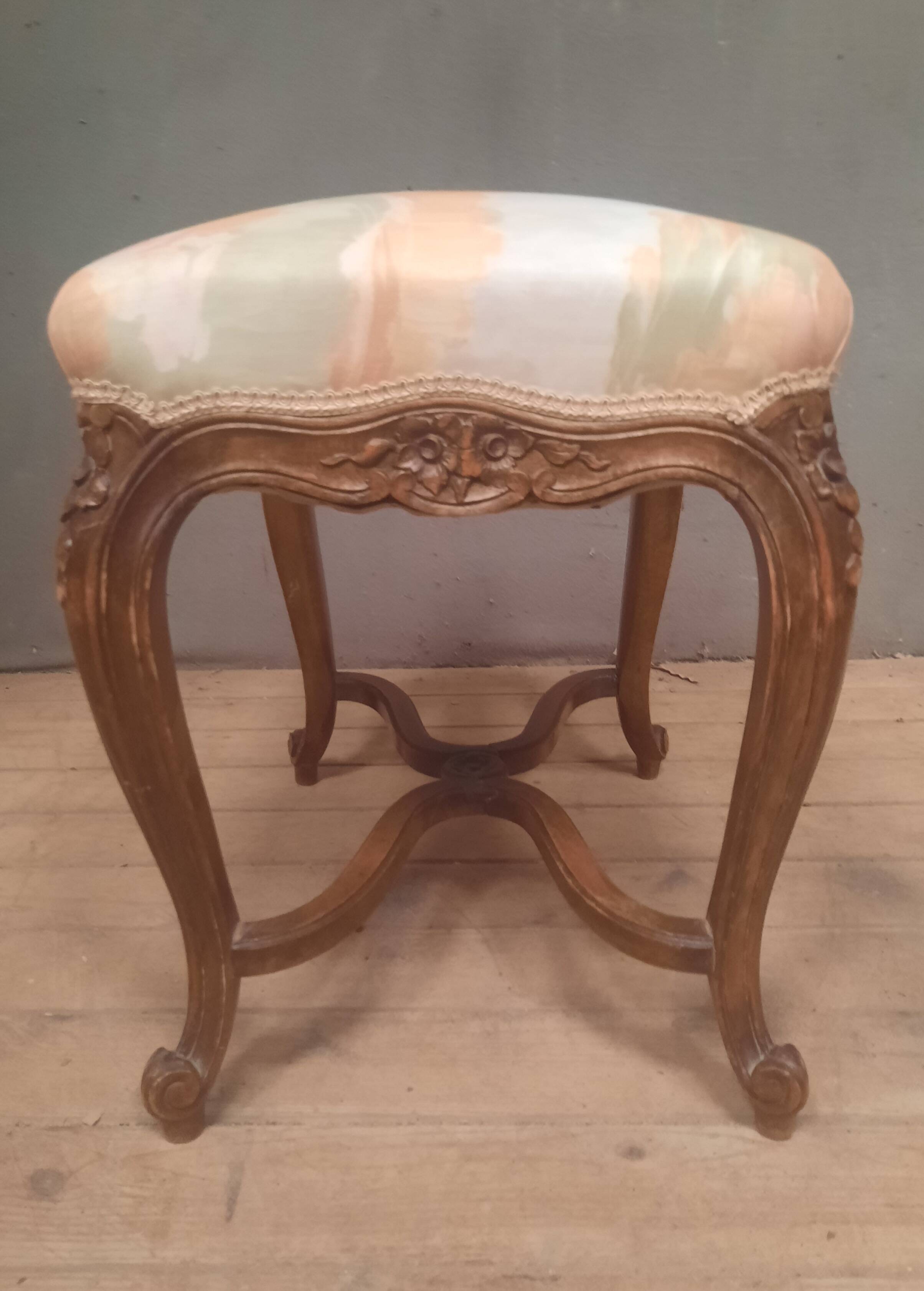 Pouf de style Louis XV  rocaille