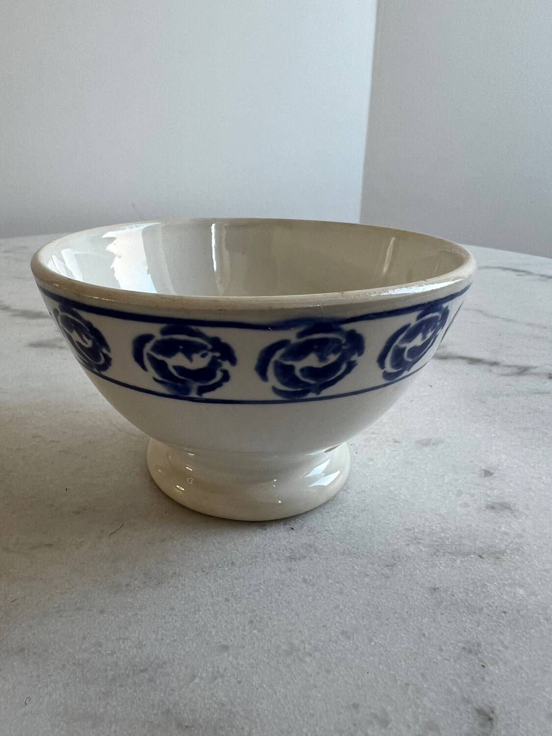 Blue flower frieze farm bowl
