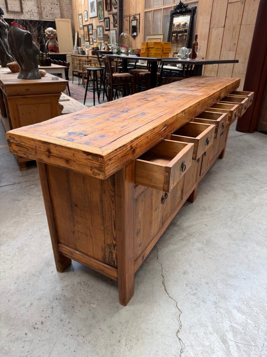Buffet brutaliste en vieux sapin