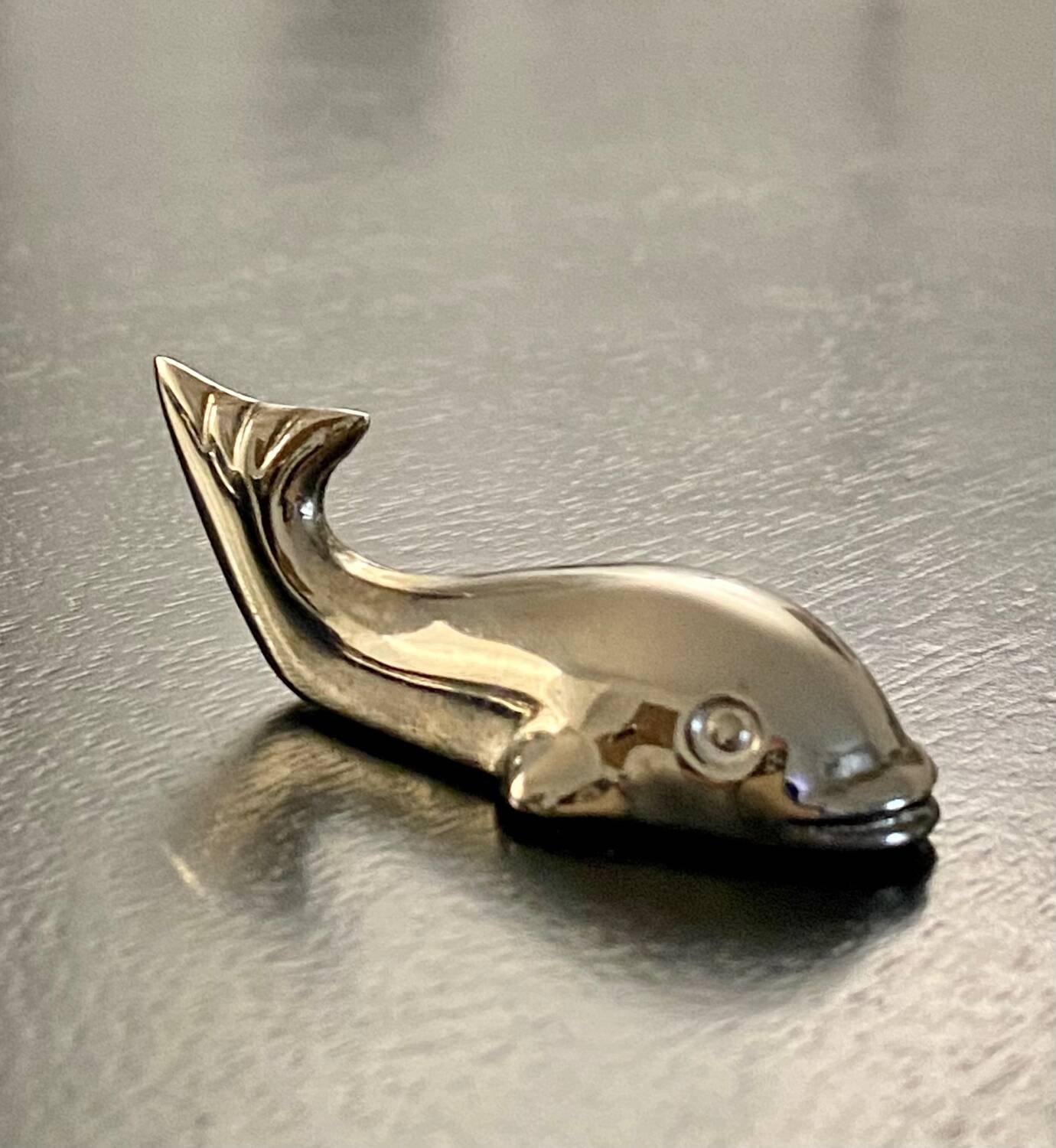 11 whale-shaped metal knife holders