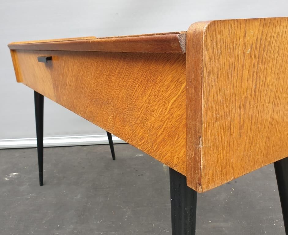 Console serves Singer Scandinavian design 1960