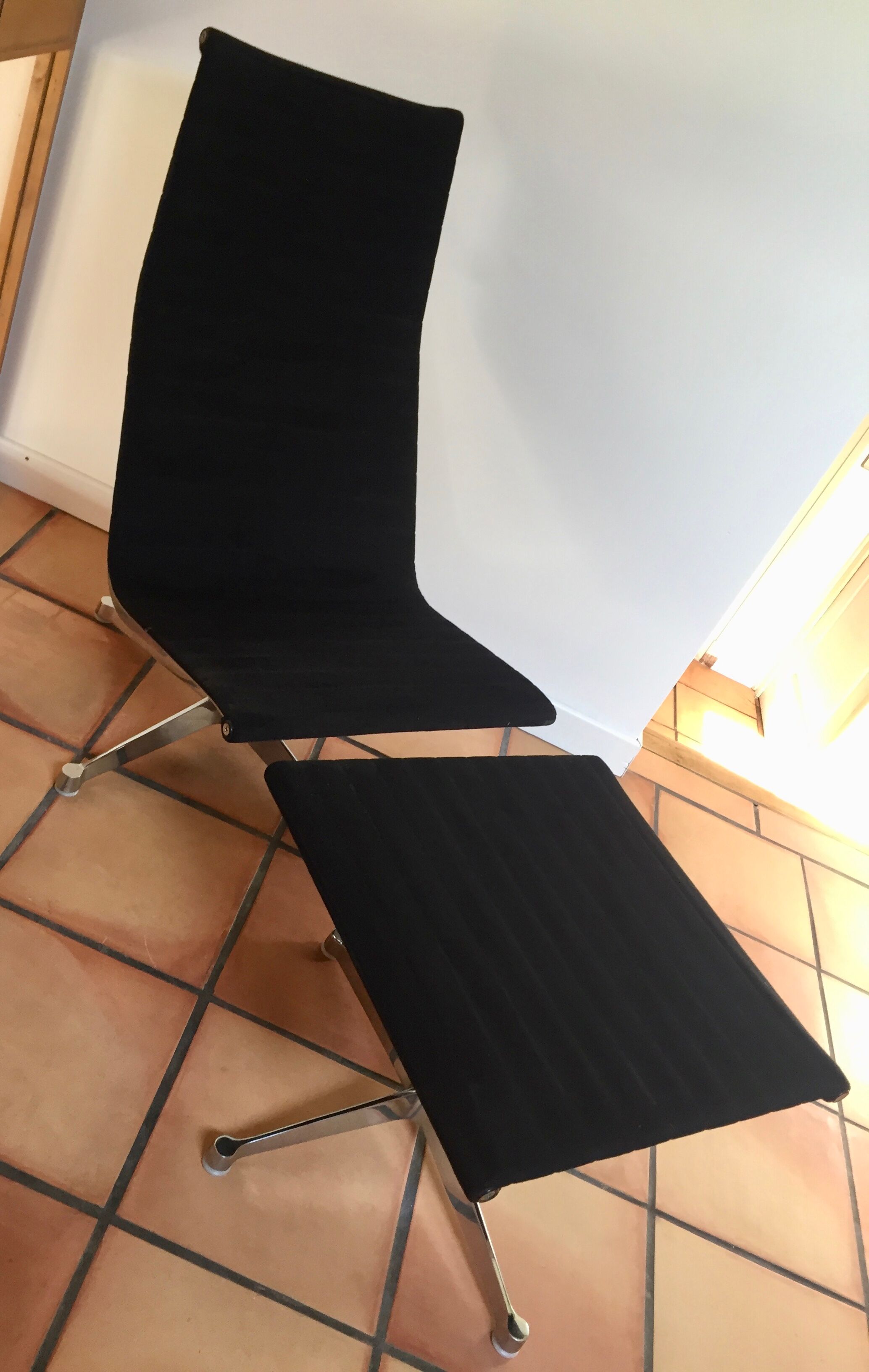 Ea116 lounger and its ottoman Ea125 Charles & Ray Eames for Herman Miller