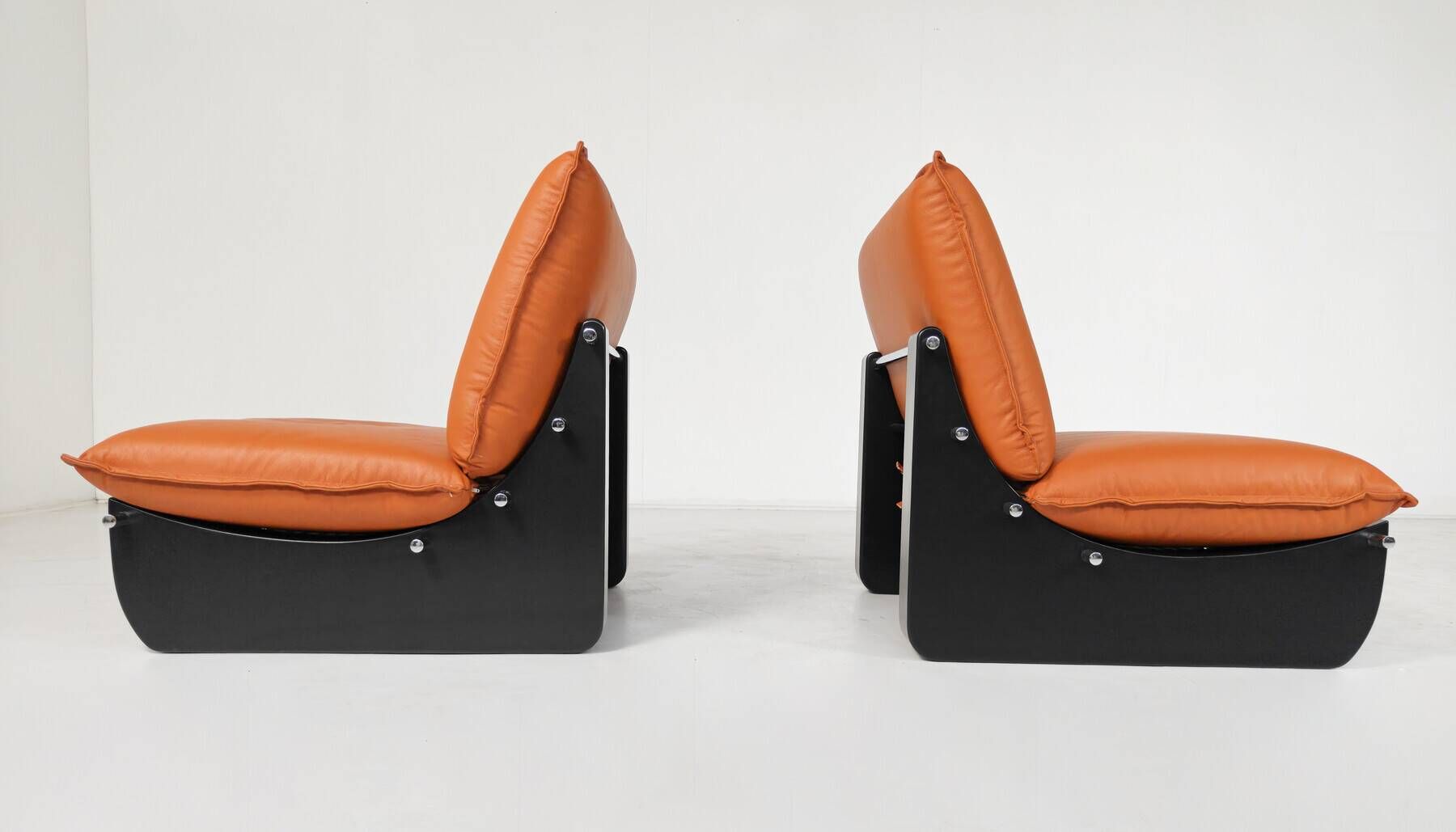 Pair of Armchairs by Guiseppe Munari, Italy, 1970s - New Upholstery