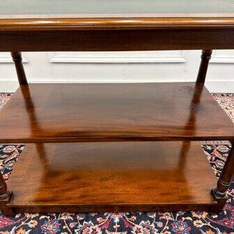 Table d'appoint anglaise classique avec dessus en cuir vert