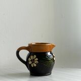 Petit pichet Alsacien en céramique noire et marron, décoré de motifs floraux peints à la main.