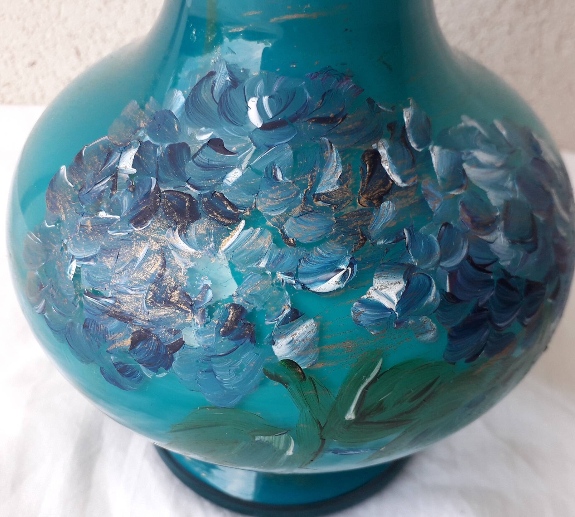 Vase bleu en opaline peinte