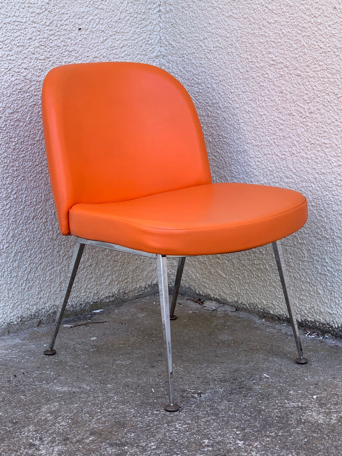 Chauffeuse vintage orange skaï et chrome 1970