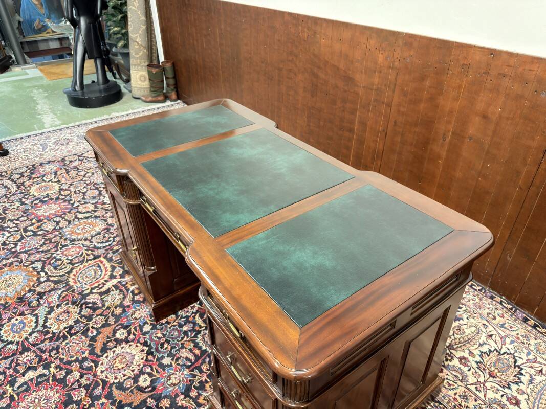 Bureau anglais classique avec incrustations vertes