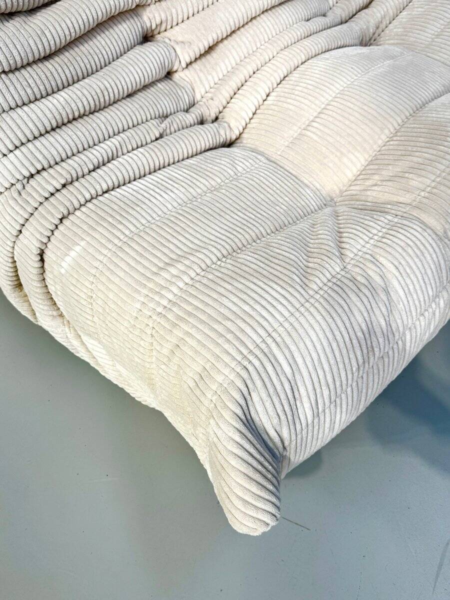Canapé 3 places en velours côtelé blanc cassé attribué à Michel Ducaroy pour Ligne Roset, années 1970.