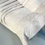 Canapé 3 places en velours côtelé blanc cassé attribué à Michel Ducaroy pour Ligne Roset, années 1970.