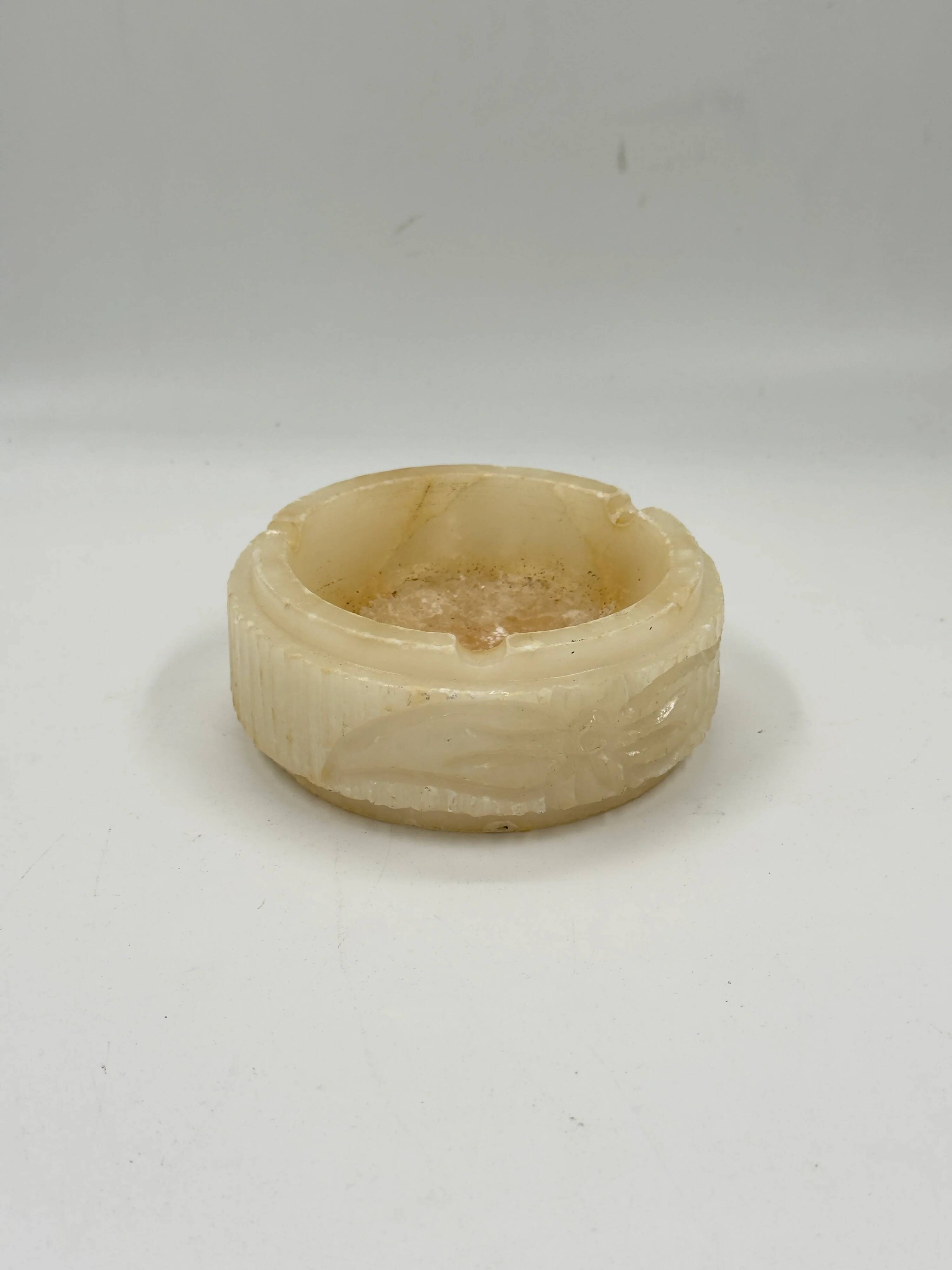 Cendrier en albâtre sculpté avec côtés cannelés et frise de feuillage