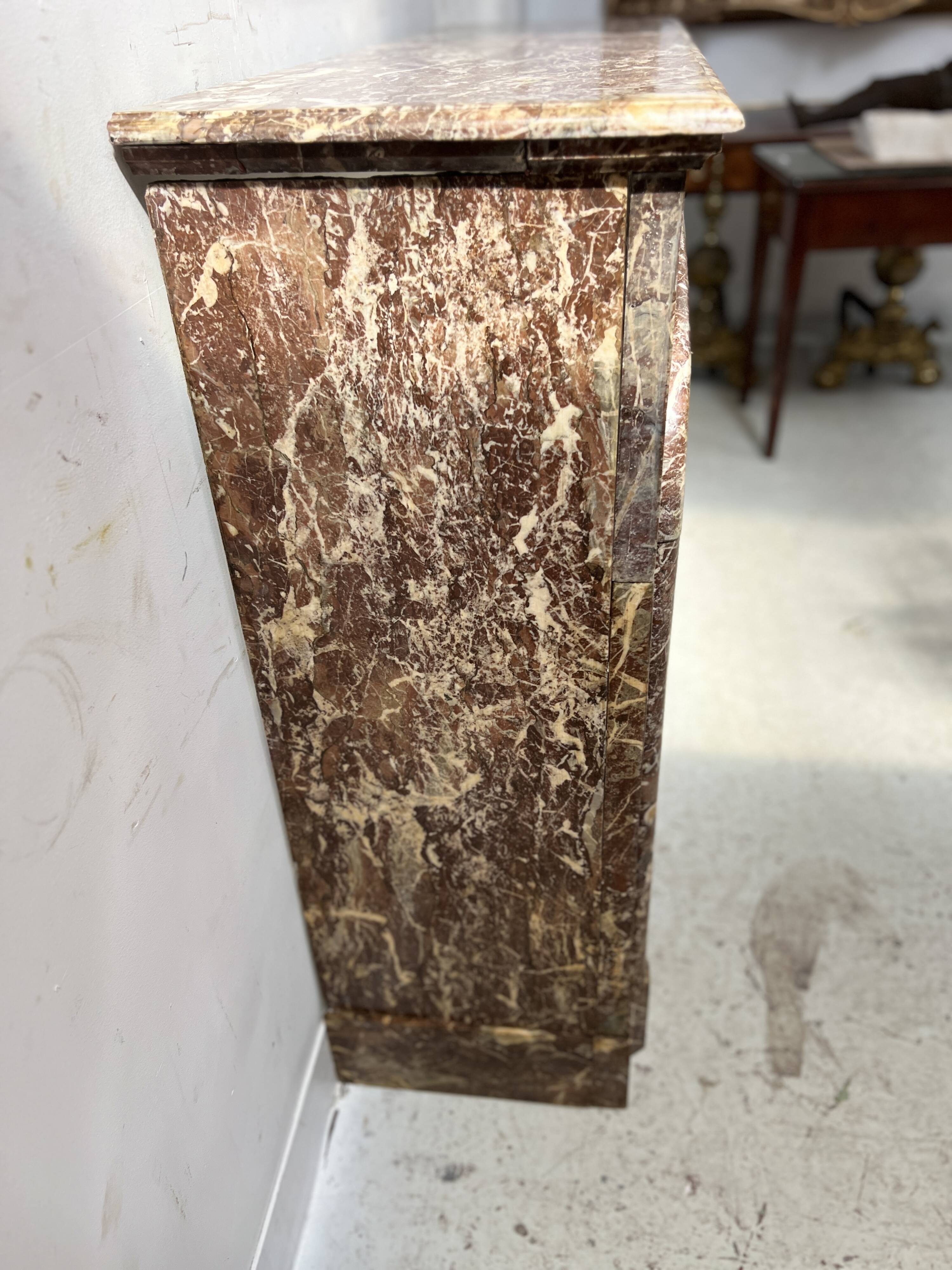 Louis XIV style fireplace in speckled red marble, 19th century.