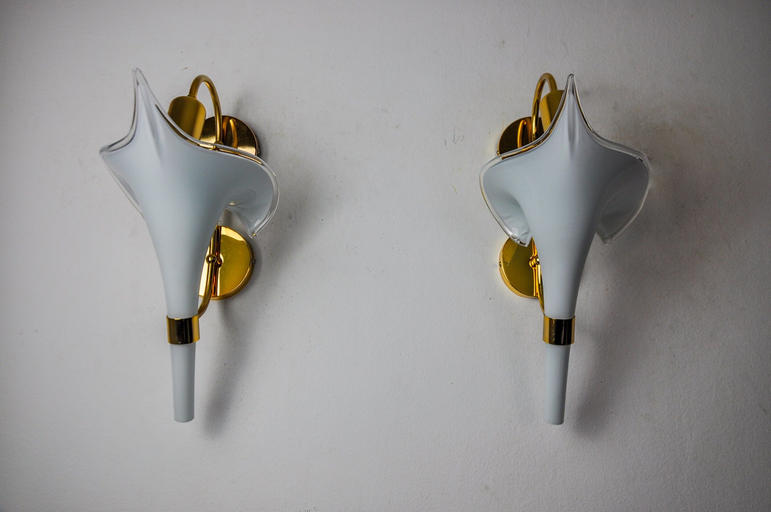 Pair of white fleur-de-lis wall lights, Murano glass, Italy, 1970