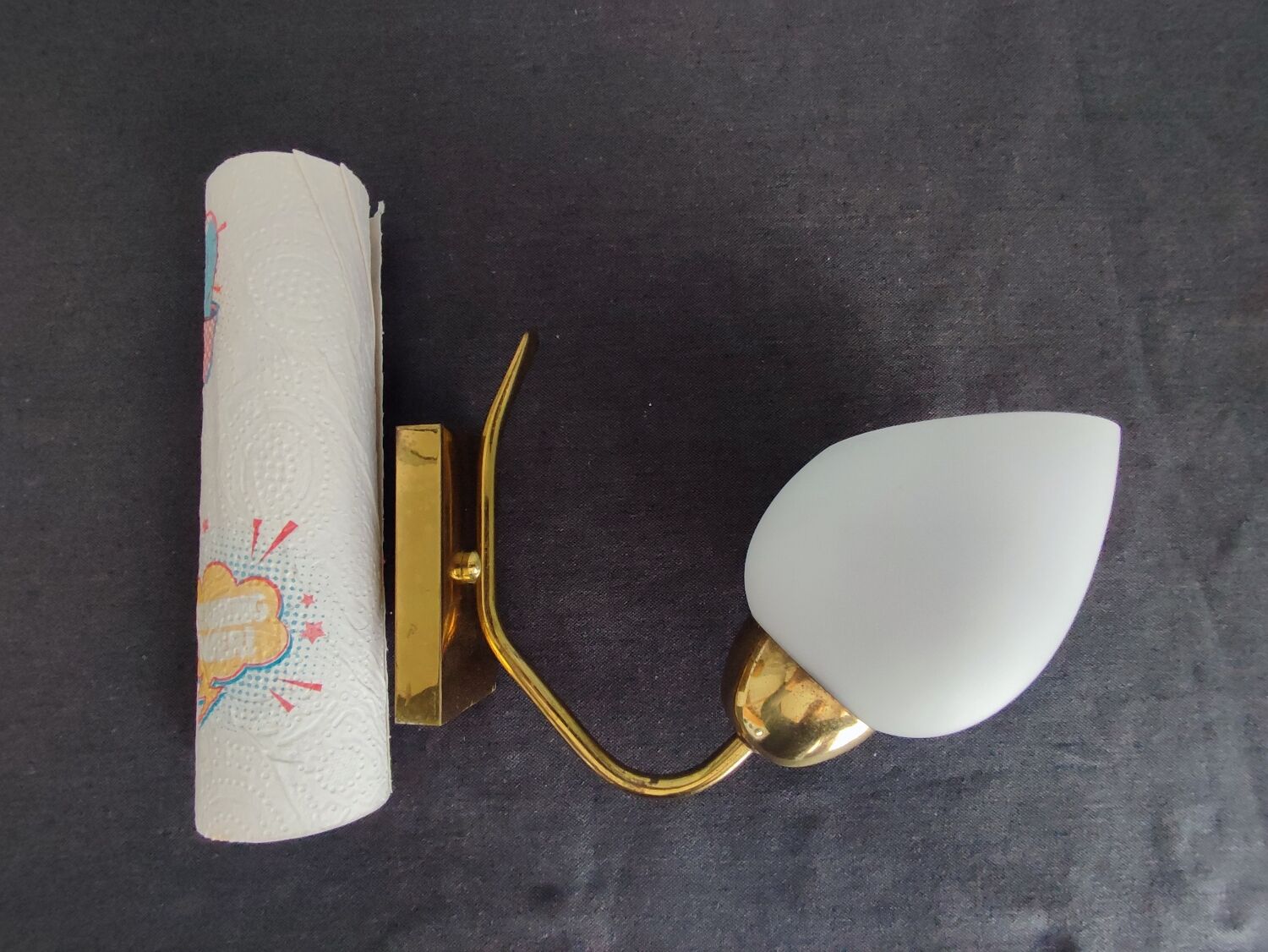 Wall lamp in brass and vintage opaline