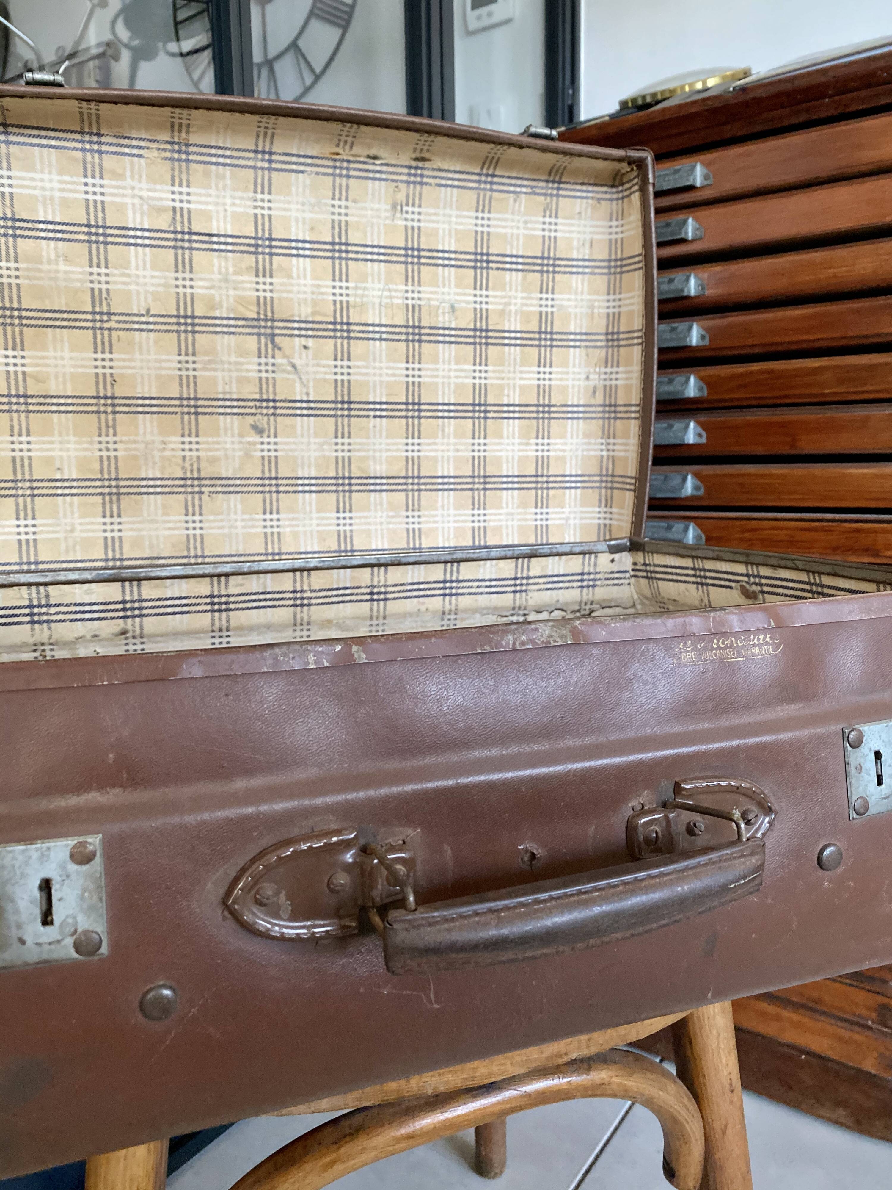 Former vintage suitcase "La Mondiale"