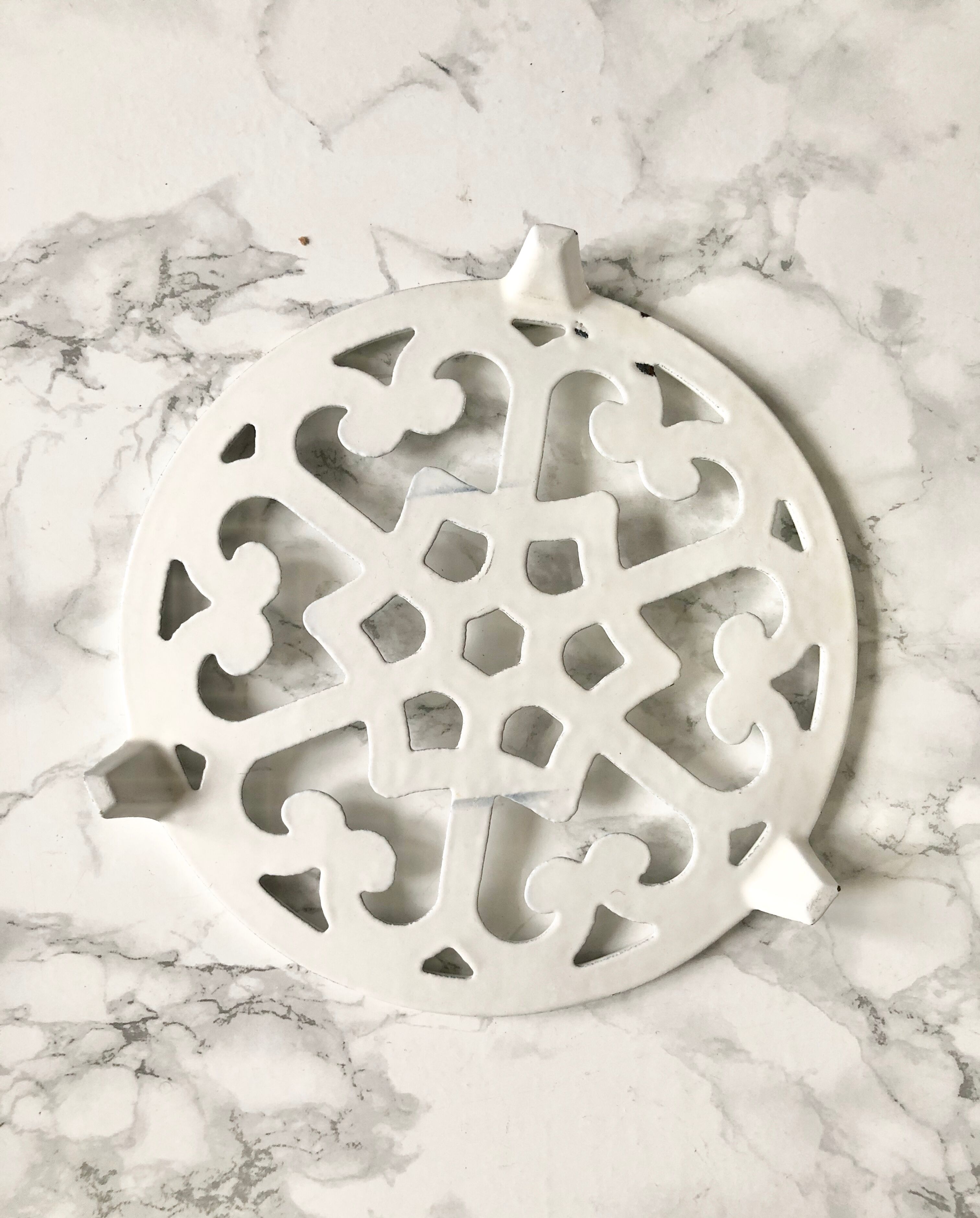 Round-shaped vintage flat underside in white enamelled cast iron