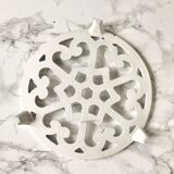 Round-shaped vintage flat underside in white enamelled cast iron