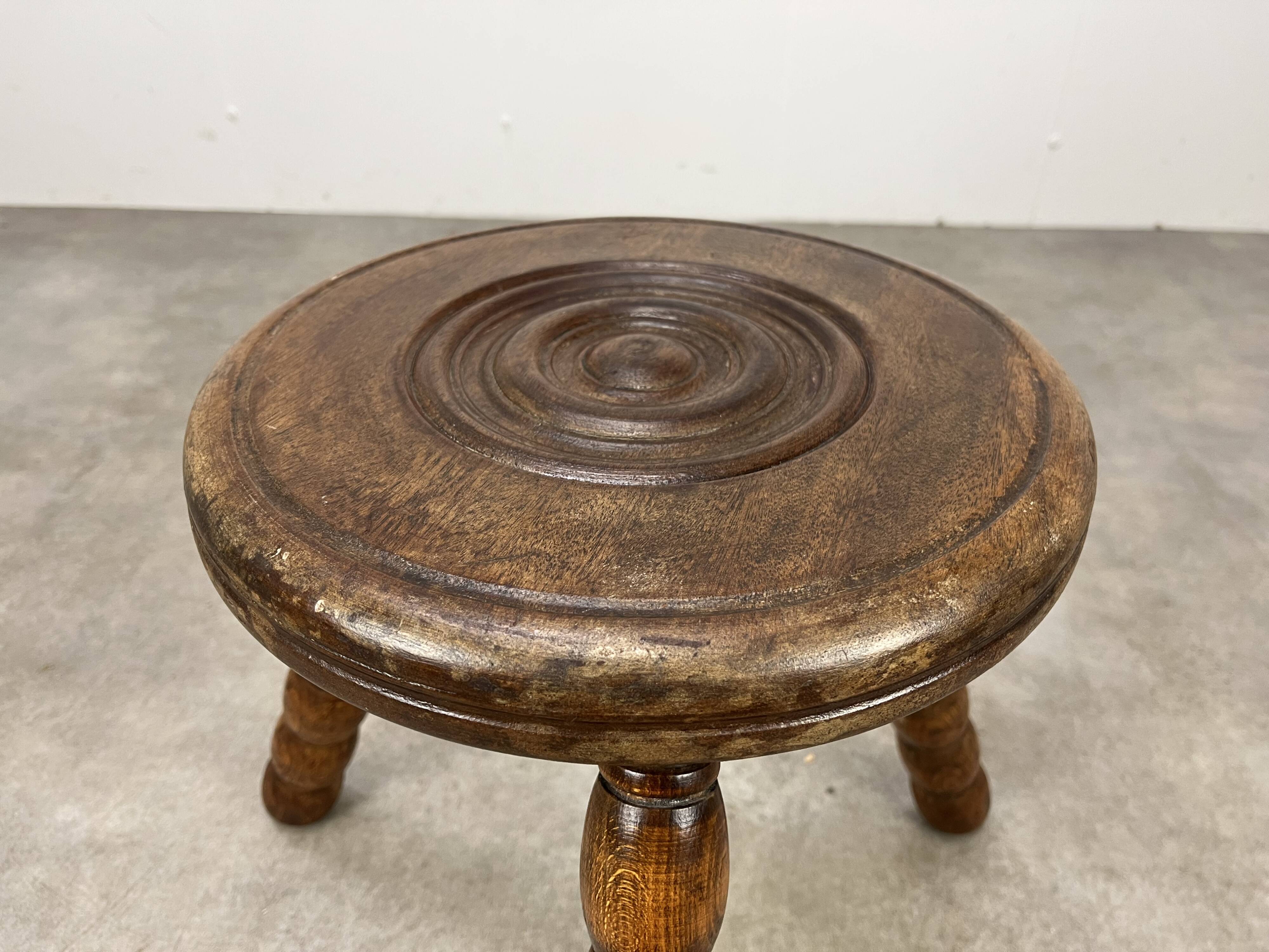 Tabouret tripode brutaliste dans le goût de Dudouyt