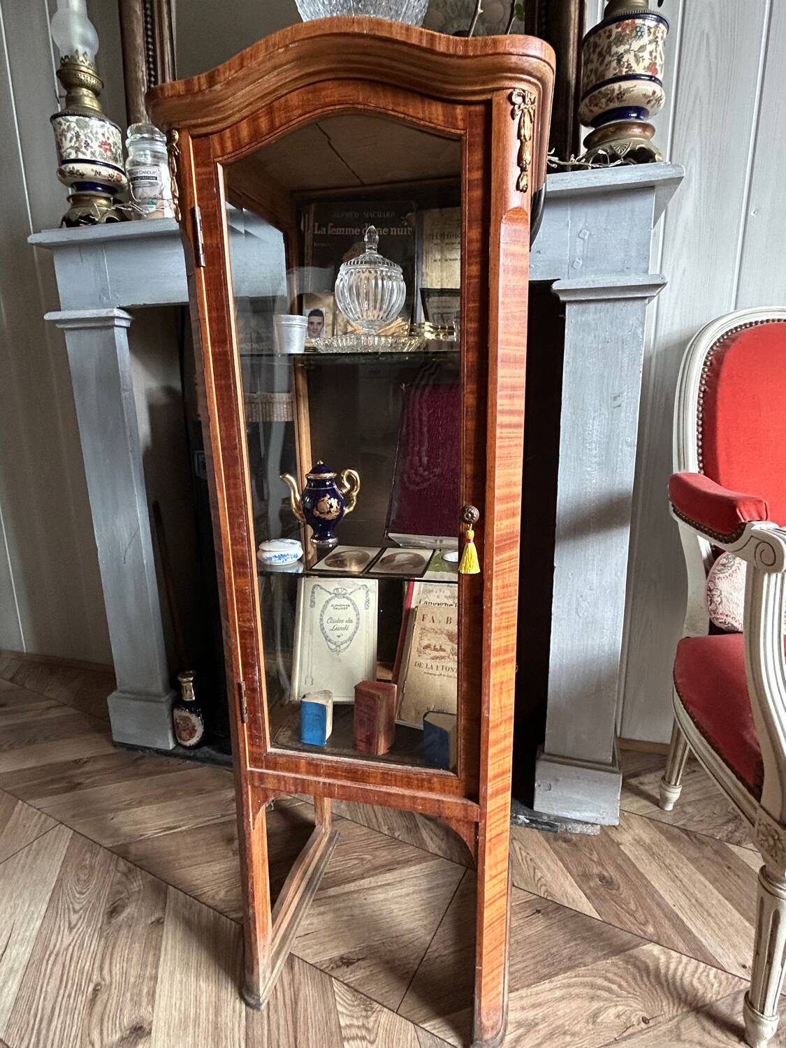 Petite vitrine Louis XVI en marqueterie